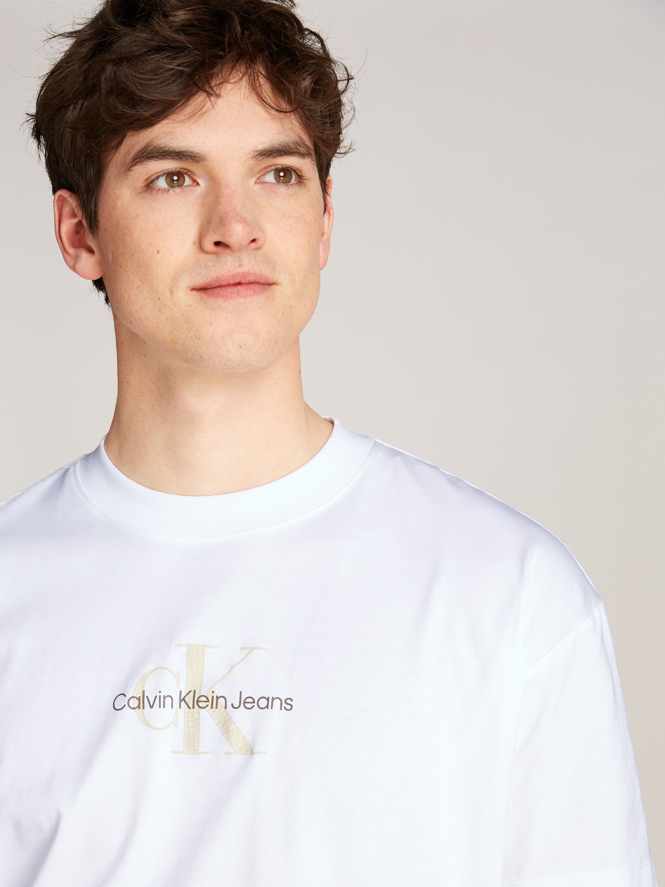 Calvin Klein Jeans T-Shirt »TEXTURED MONOLOGO BOYFRIEND TEE«, mit Logodruck