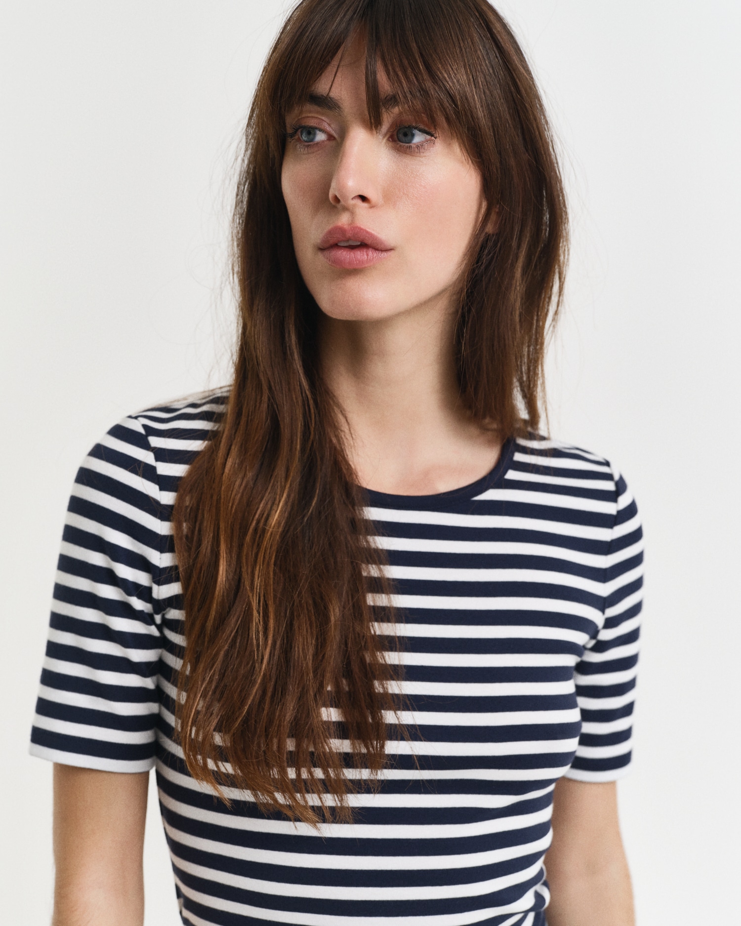 Gant T-Shirt »SLIM STRIPED 1X1 RIBBED KA T-SHIRT« mit dezentem Logoschriftzug am Ärmelabschluss