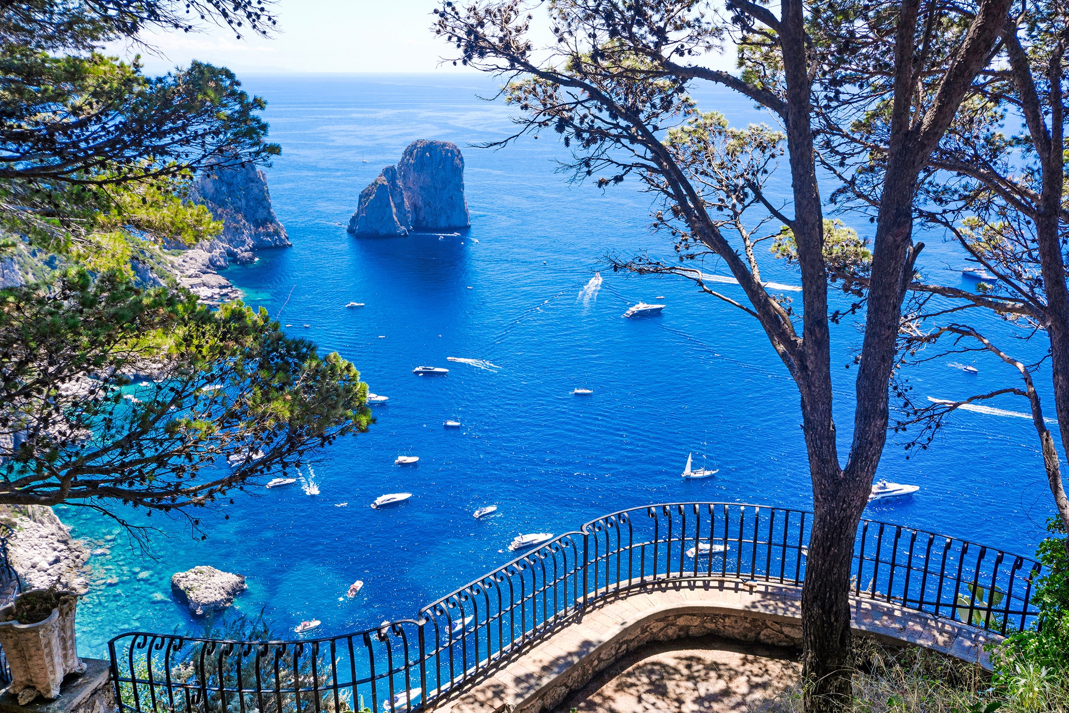 Papermoon Fototapete »CAPRI-INSEL STRAND KLIPPEN KÜSTE BLUME GEBIRGE TERRASSE«