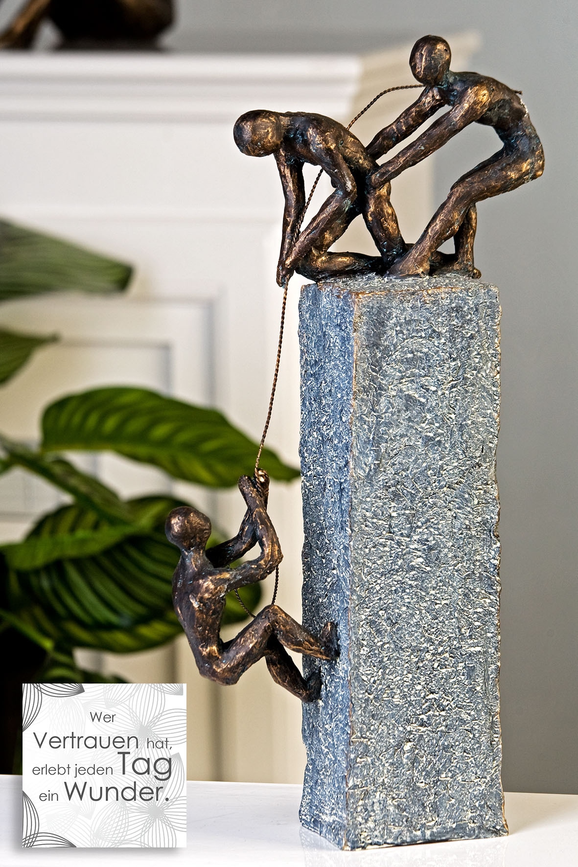 Casablanca by Gilde Dekofigur »Skulptur Assistance«, (1 St.), Dekoobjekt,  Höhe 43 cm, mit Spruchanhänger, Wohnzimmer auf Raten bestellen