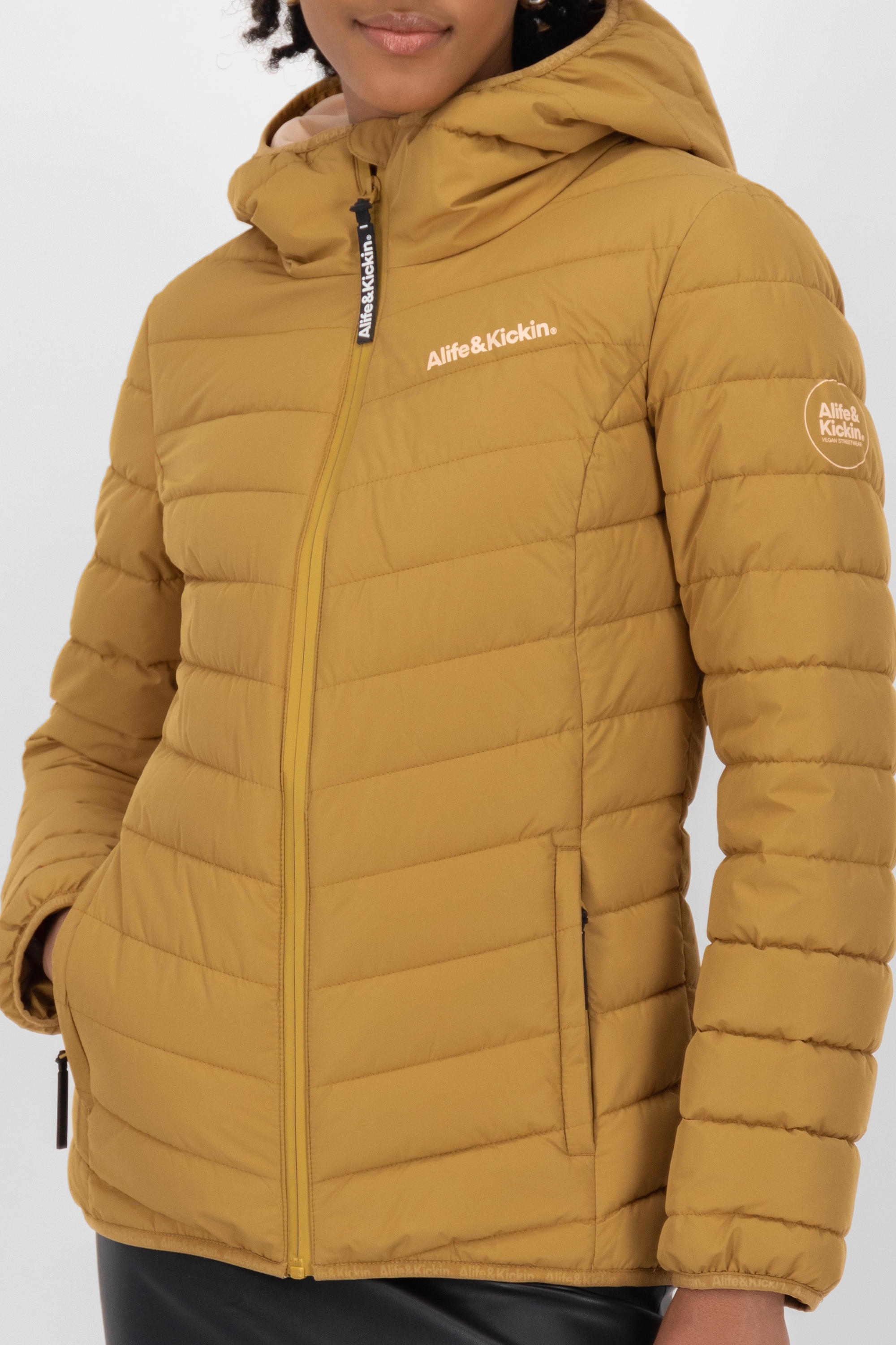 Alife & Kickin Winterjacke »Damen RabeaAK A«, Moderne Steppjacke mit gefütterter Kapuze in schmaler Passform