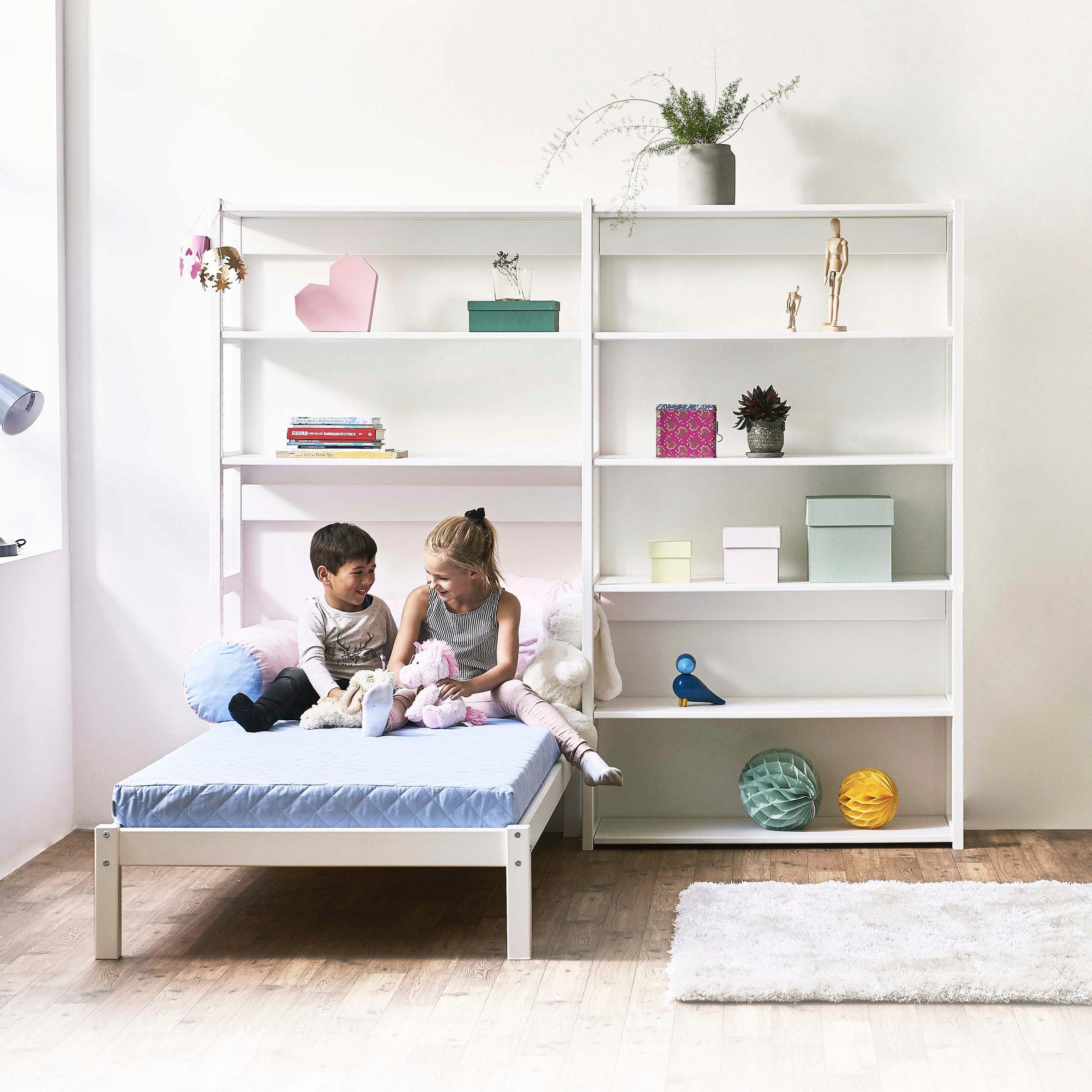 Hoppekids Jugendzimmer-Set »STOREY«, (Set, 16 tlg., Kinderbett, Rollrost, Schaummatratze, Regalsystem, 8 Einlegeböden)