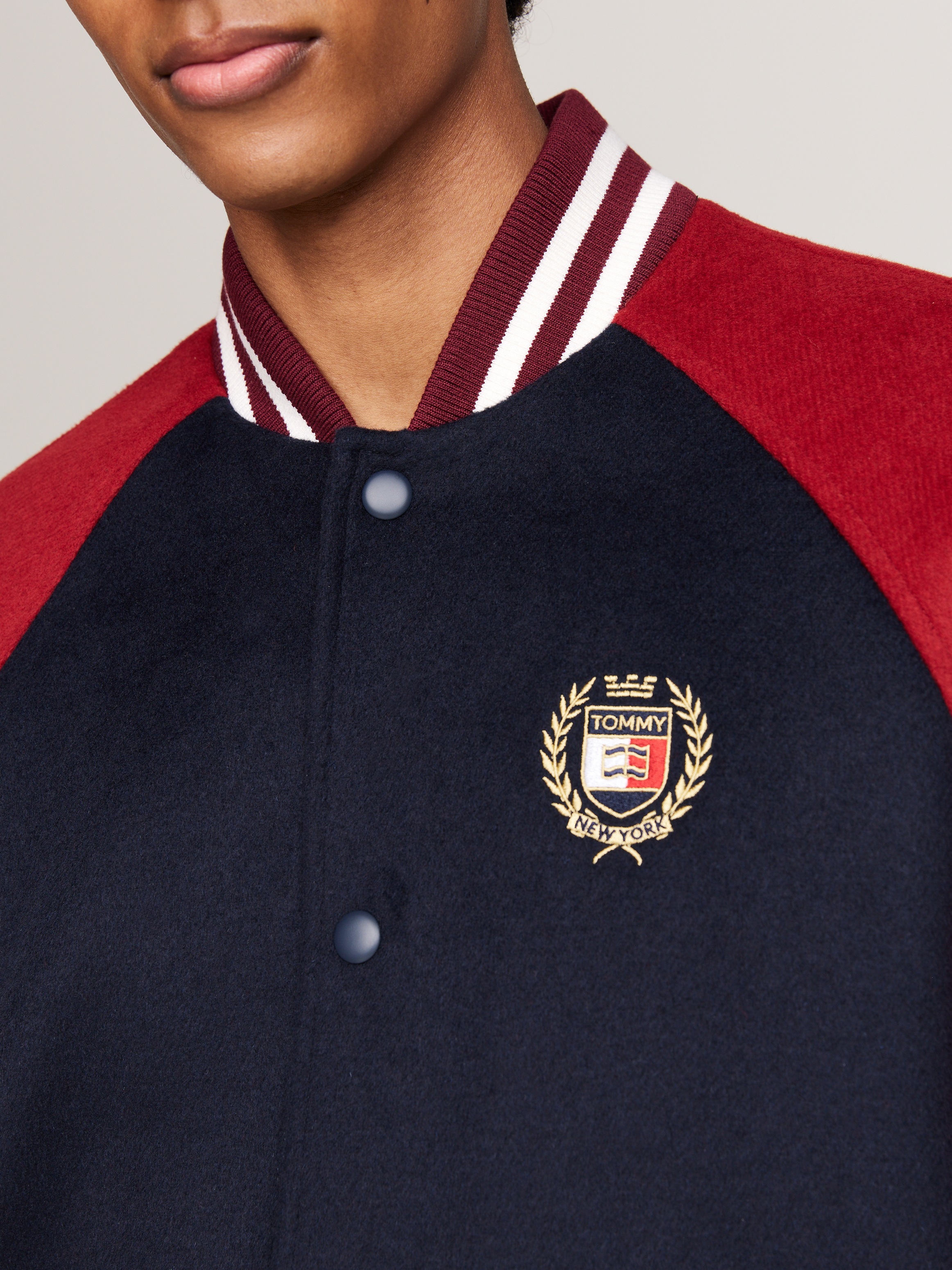 Tommy Jeans Bomberjacke »TJM WOOL BLEND CREST BOMBER«, Color Block-Design, Tommy Jeans-Wappen-Stickerei auf Brust