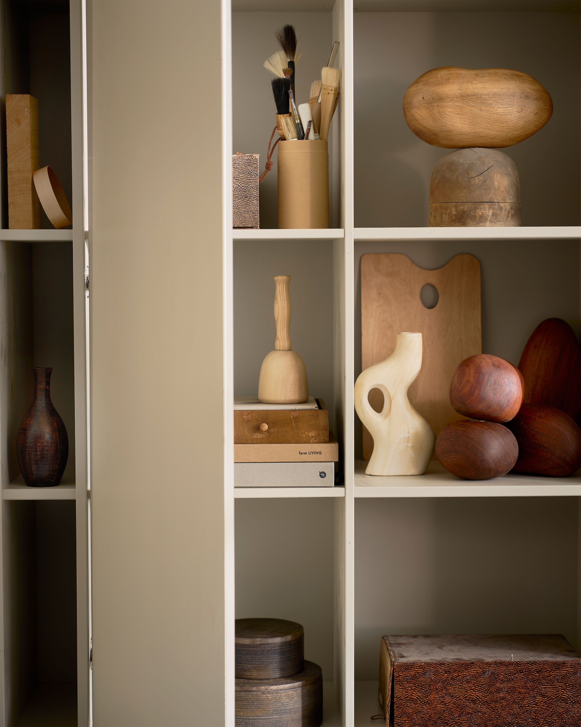 WOOOD Garderobenschrank »vtwonen SETTLE DOWN ABLAGESCHRANK 108CM KIEFER DUST [fsc]« Settle Down Aufbewahrungsschrank, FSC-Kiefer, Push-to-Open