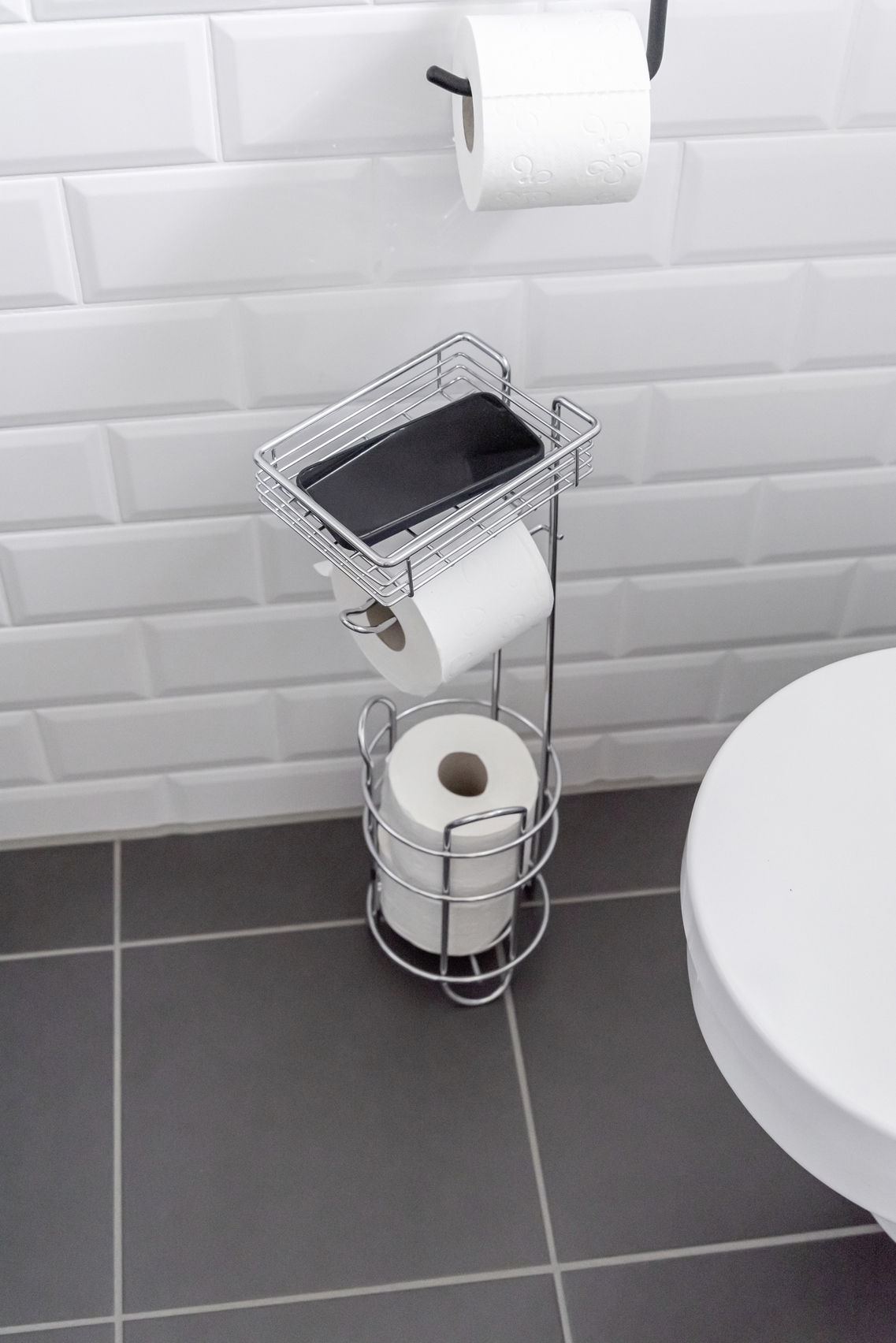 WENKO Toilettenpapierhalter »Toilettenpapierhalter mit Ablage« freistehender Klopapierhalter mit Ersatzrollenhalter und Ablage