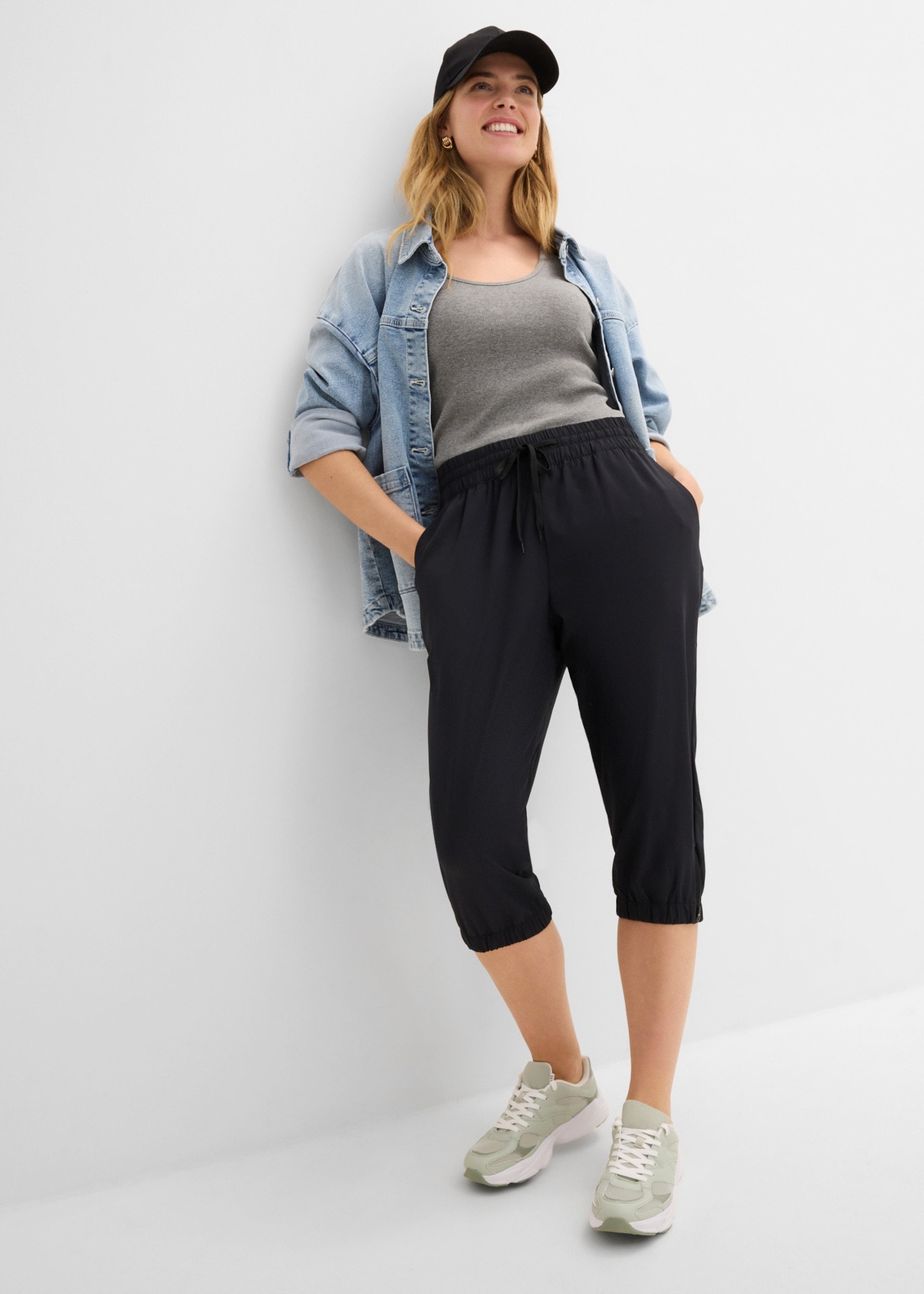 bonprix Funktionshose  in 7/8 länge, Seitenschlitze mit Zipper, Reißverschlusstasche hinten