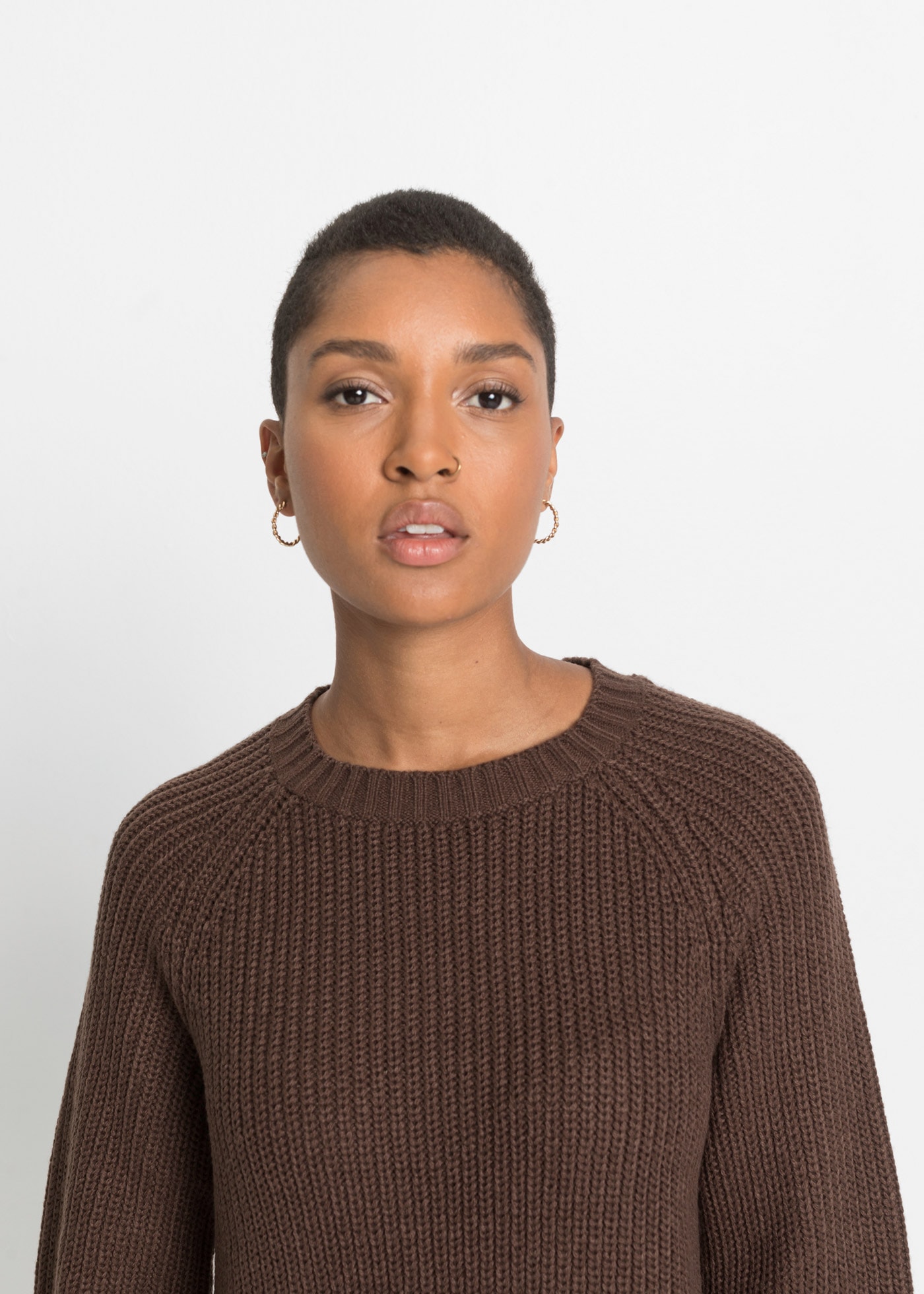 bonprix Strickkleid aus Polyacryl, lockere Passform, knielang, mit Rundhalsausschnitt