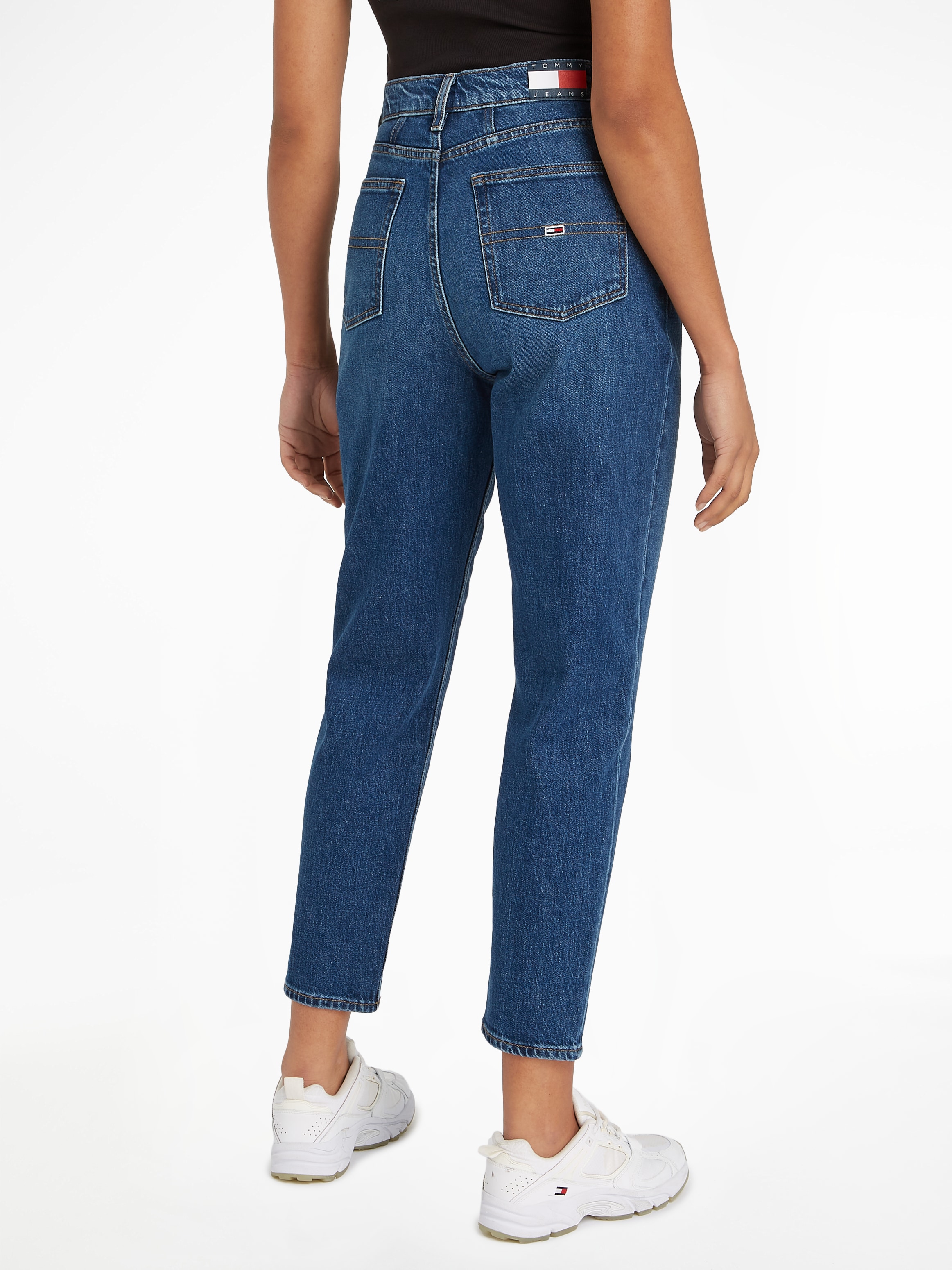 Tommy Jeans Mom-Jeans »Tommy Jeans - High waist - Mom-Jeans«, mit Logo-Badge und Stickereien