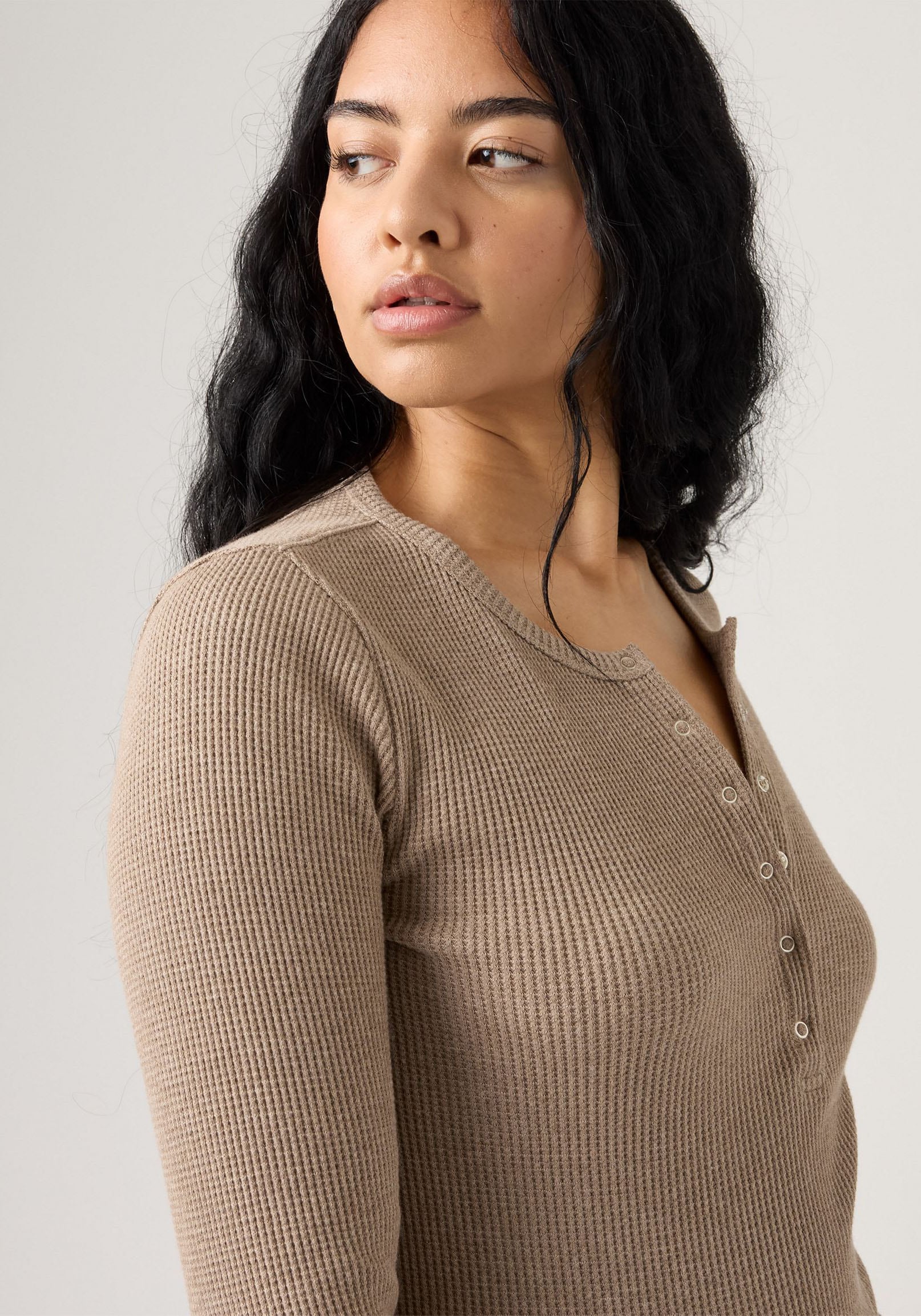 Levi's® Langarmshirt »DRY GOODS HENLEY«, Mit Waffelstruktur- Muster