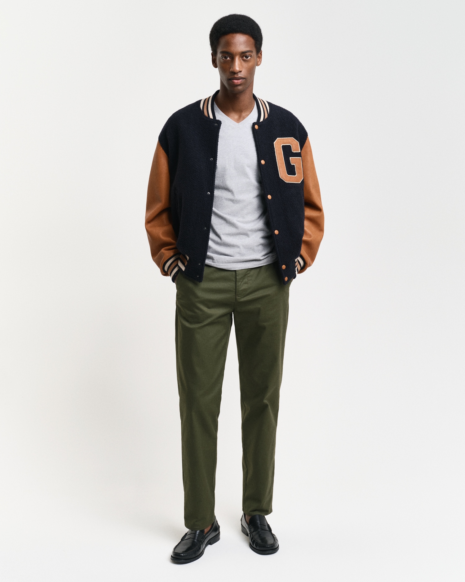 Gant T-Shirt »SLIM SHIELD V-NECK T-SHIRT« mit einer kleinen Logostickerei auf der Brust