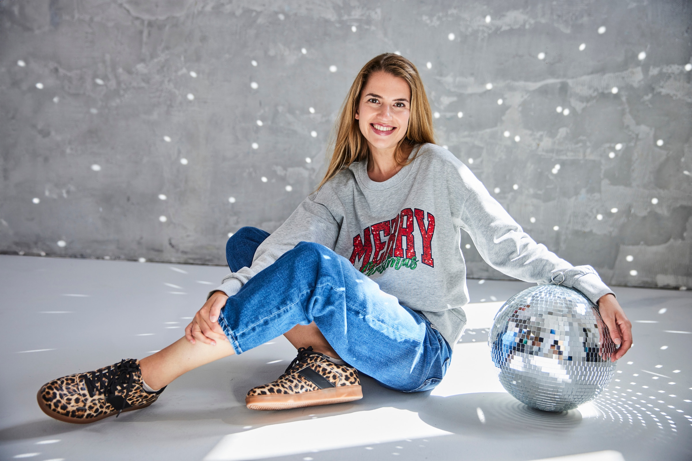 Aniston CASUAL Weihnachtssweatshirt, mit "MERRY Christmas"-Schriftzug in Pailletten-Optik - NEUE KOLLEKTION