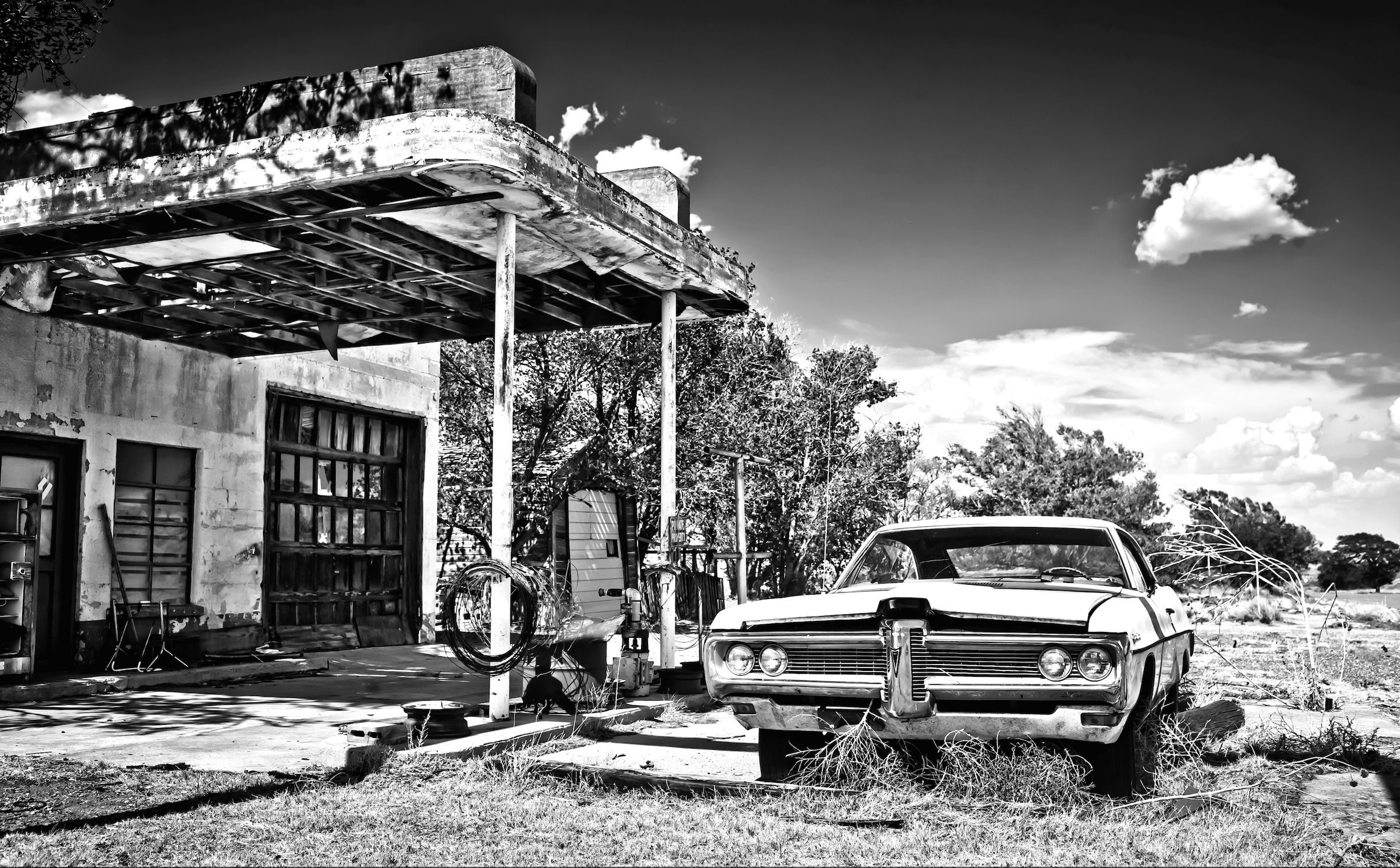 Papermoon Fototapete »Gebäude mit Auto Schwarz Weiß« günstig online kaufen