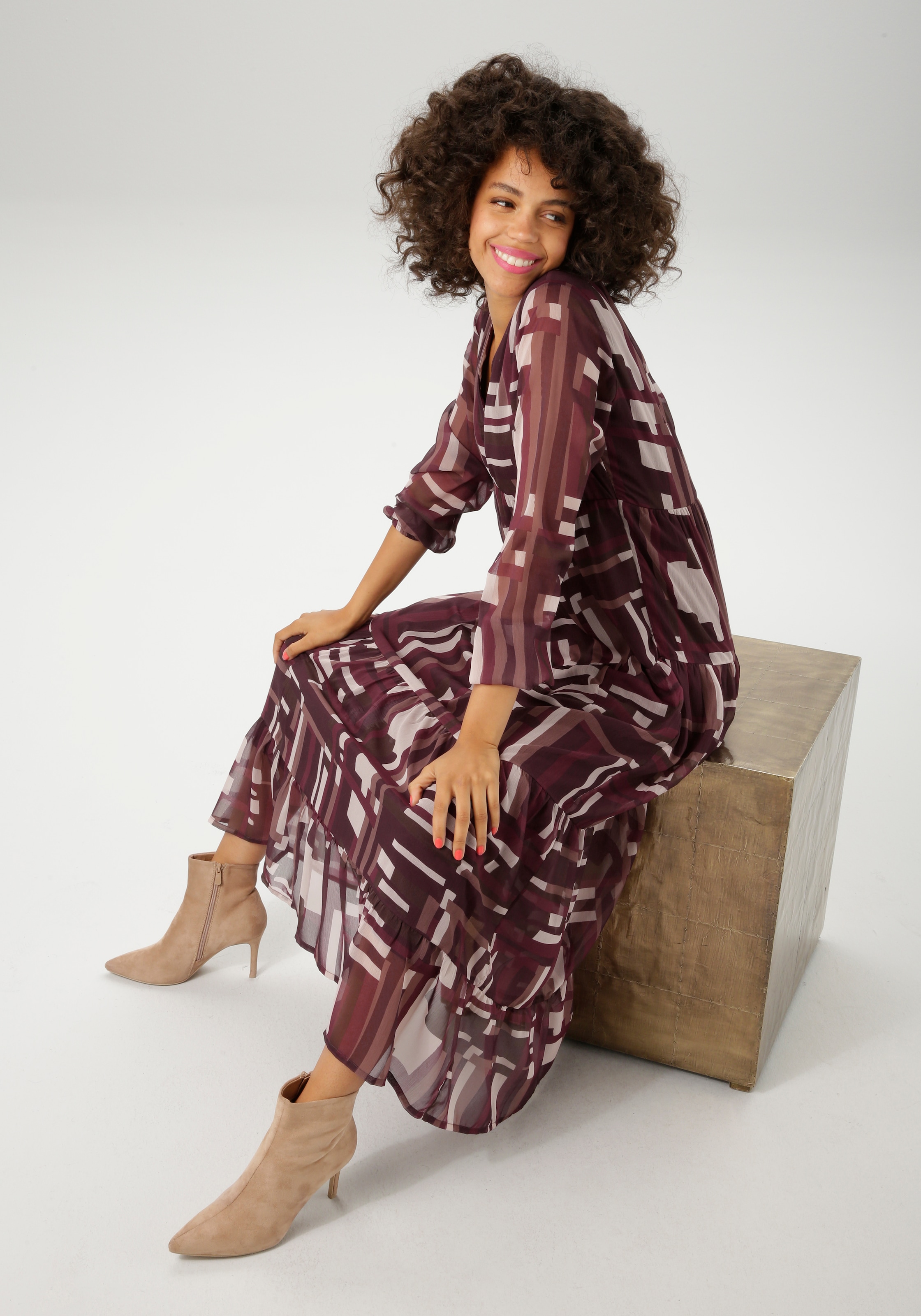 Aniston CASUAL Maxikleid, mit trendfarbigem, grafischen Muster - NEUE KOLLEKTION