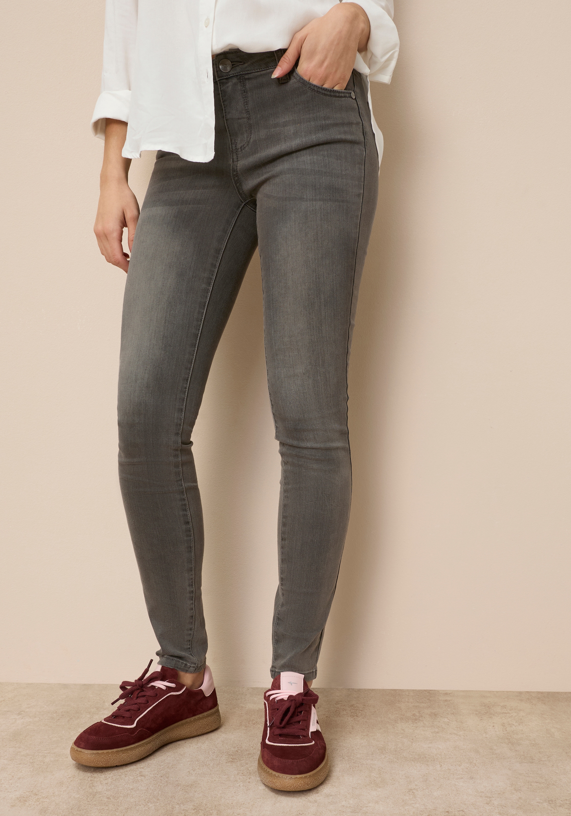 Tamaris Skinny-fit-Jeans »aus bequemen Stretch-Denim« schmale Beinweite, mit Gürtelschlaufenbund, mit Metallreißverschluss