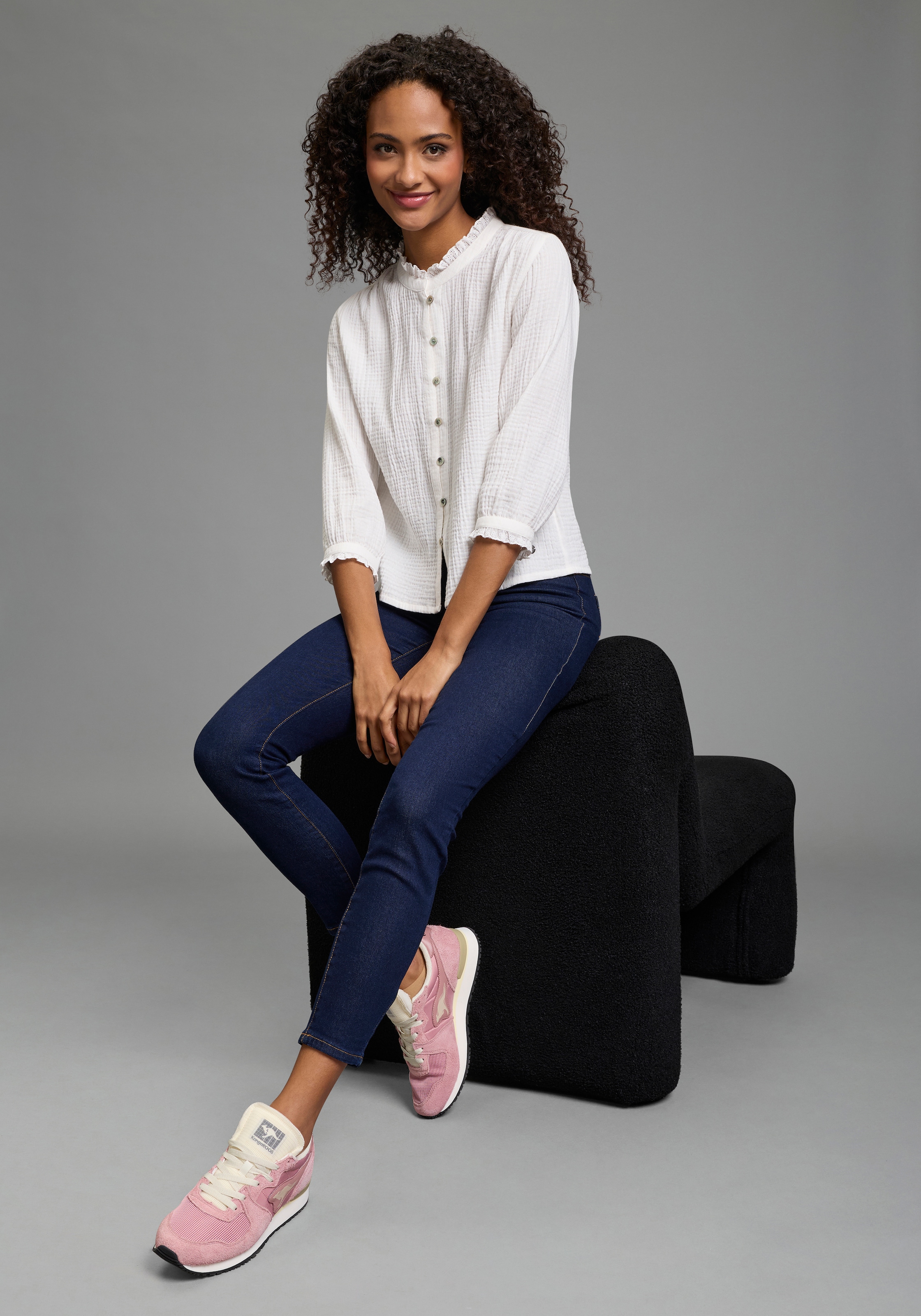 KangaROOS Rüschenbluse hüftlange Bluse, mit 3/4-Ärmeln, mit Rüschen am Ärmelabschluss