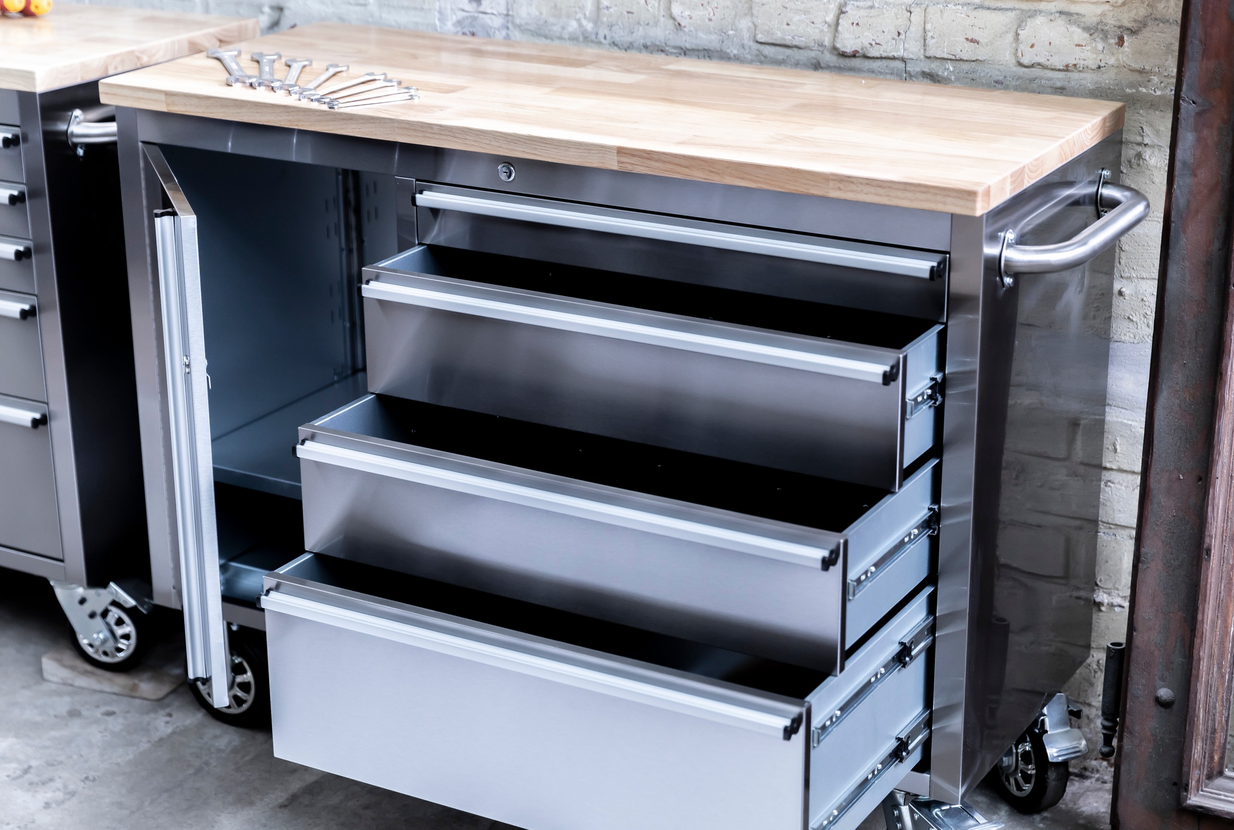 ONDIS24 Werkstattwagen »Werkzeugwagen aus Edelstahl mit 1 Tür 4 Schubladen« fahrbar, kugelgelagerten Schubladen, abschließbar, Massivholzplatte