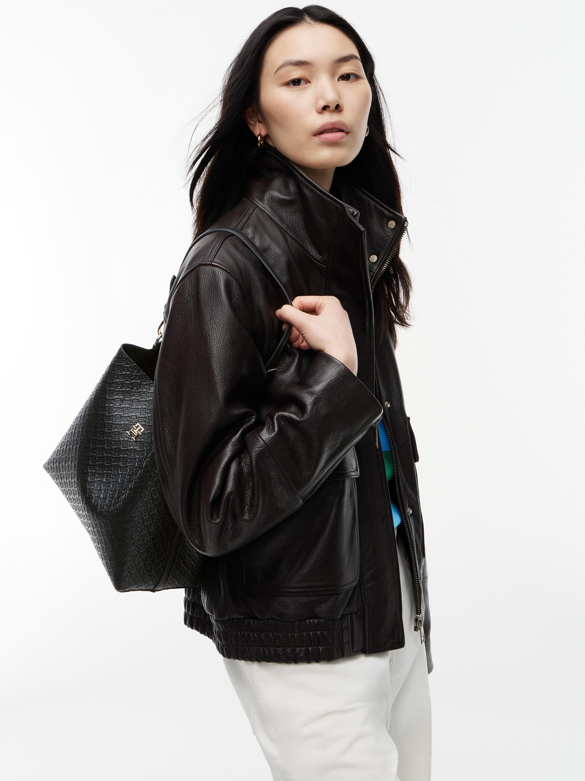 Tommy Hilfiger Schultertasche »TH ICON SHOULDER BAG MONO« Damen Handtasche, Shopper mit goldfarbenem TH-Schmuckelement