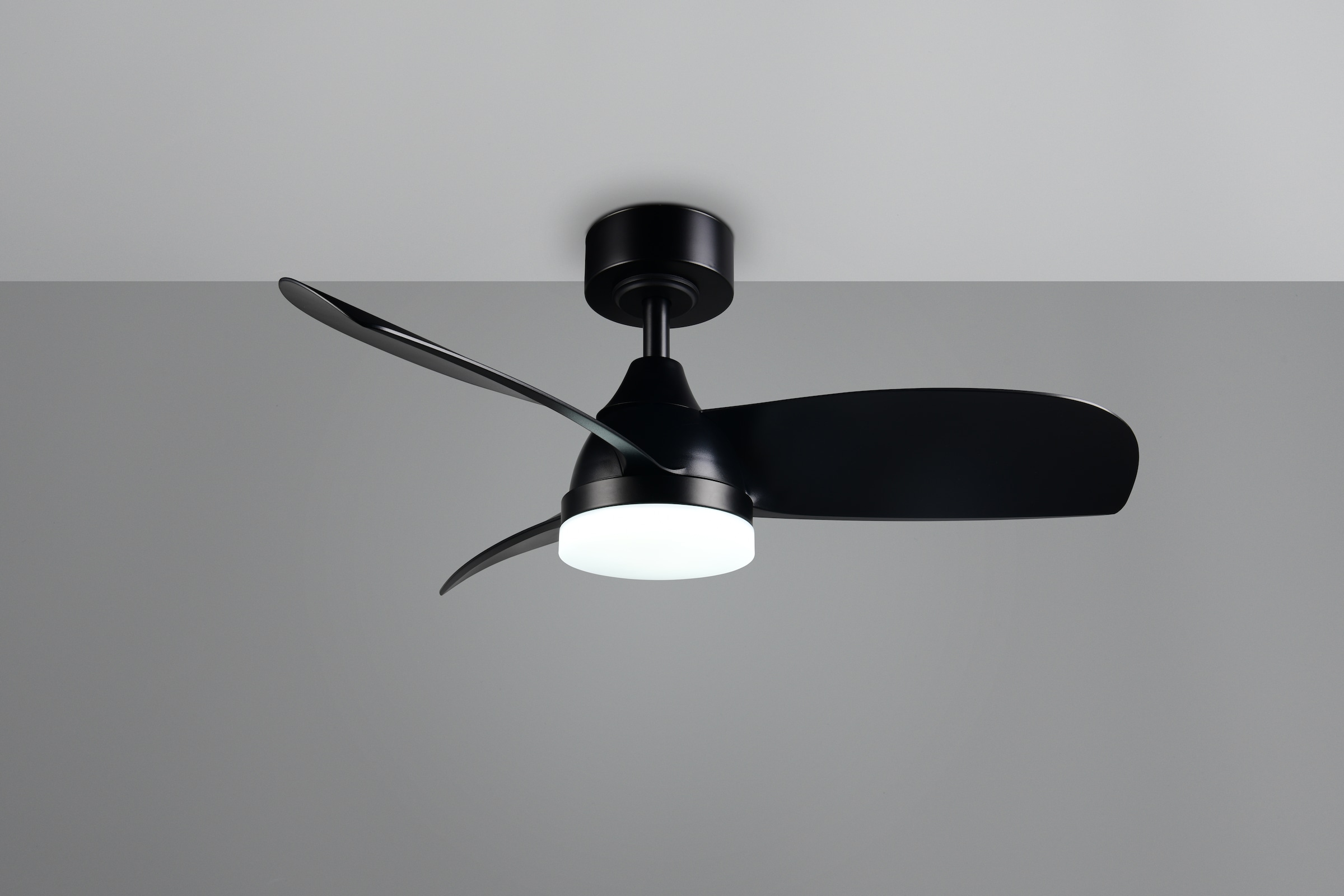 REALITY Leuchten LED Deckenleuchte »HELSINKI mit Ventilator, Deckenventilator mit Licht inkl Fernbedienung«, 1 flammig, Leuchtmittel LED-Board | LED fest integriert, 6 Geschwindigkeiten höhenverstellbar Vor-& Rücklauf dimmbar Nachtlicht