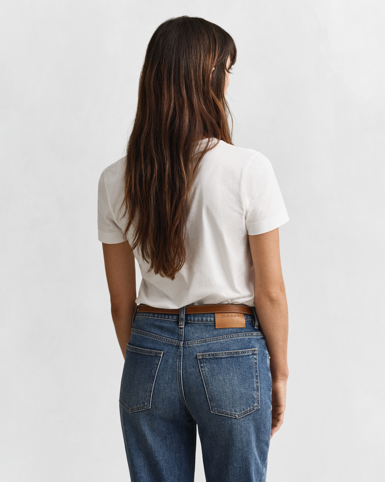 Gant T-Shirt »REG SHIELD KA V-NECK T-SHIRT« mit einer kleinen Logostickerei auf der Brust