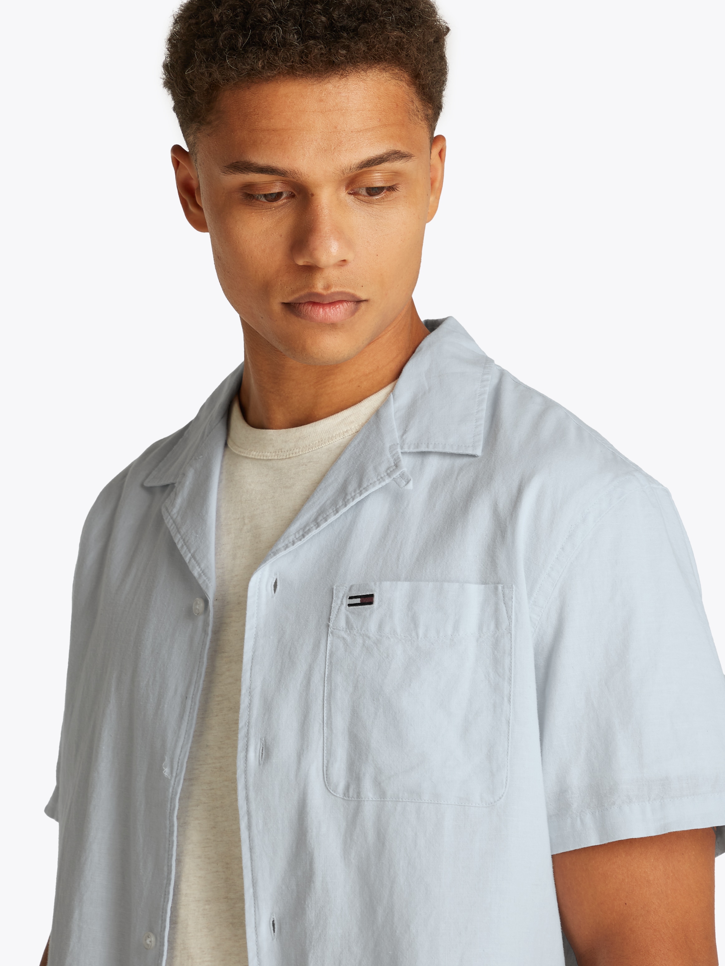 Tommy Jeans Kurzarmhemd »TJM LINEN BLEND CAMP SS EXT«, Mit V-Ausschnitt