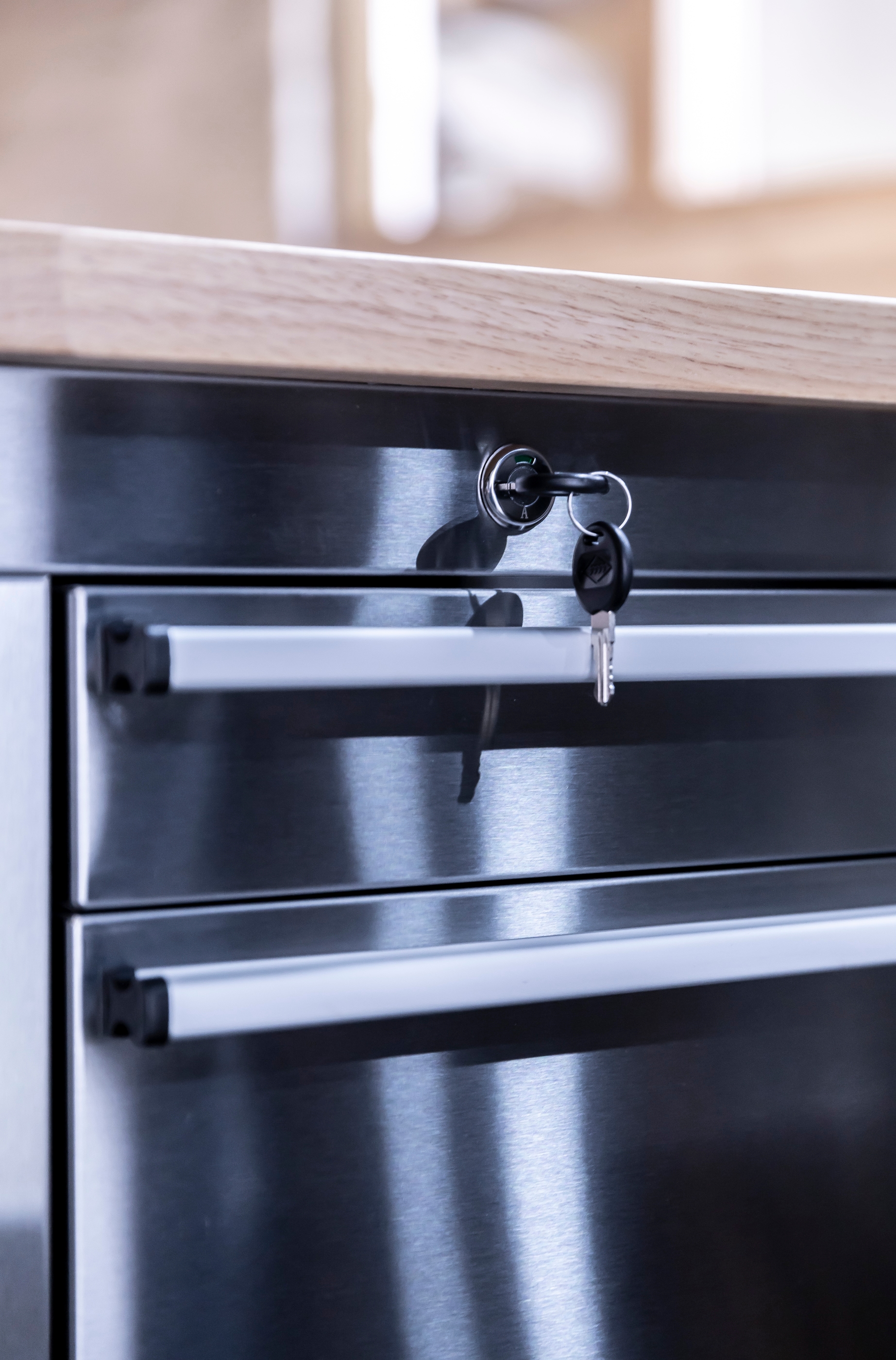 ONDIS24 Werkstattwagen »Werkzeugwagen aus Edelstahl mit 15 Schubladen« fahrbar, kugelgelagerten Schubladen, abschließbar, Massivholzplatte