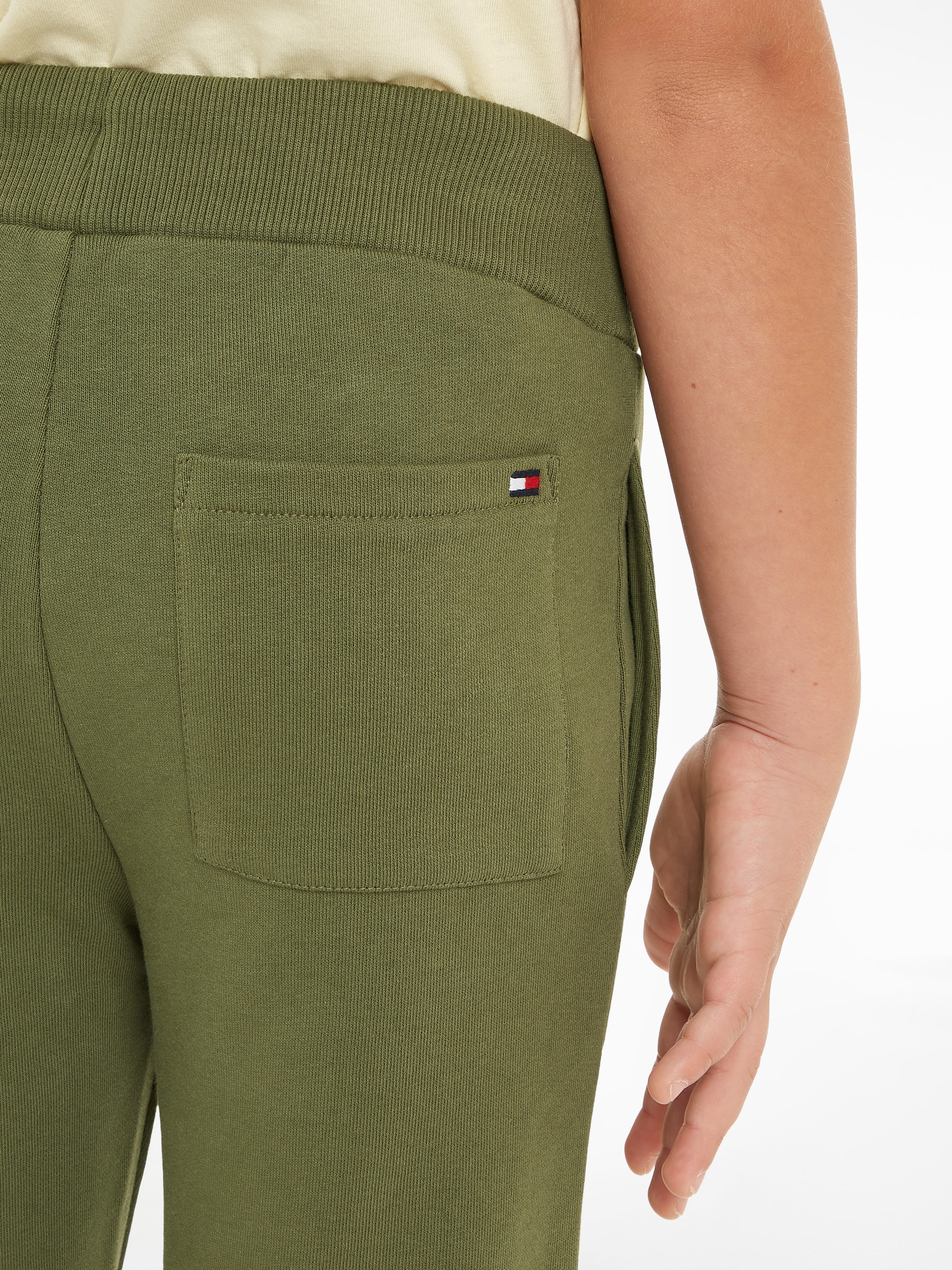 Tommy Hilfiger Sweathose »ESSENTIAL SWEATPANTS«, Kinder bis 16 Jahre mit gestickter Logoflagge