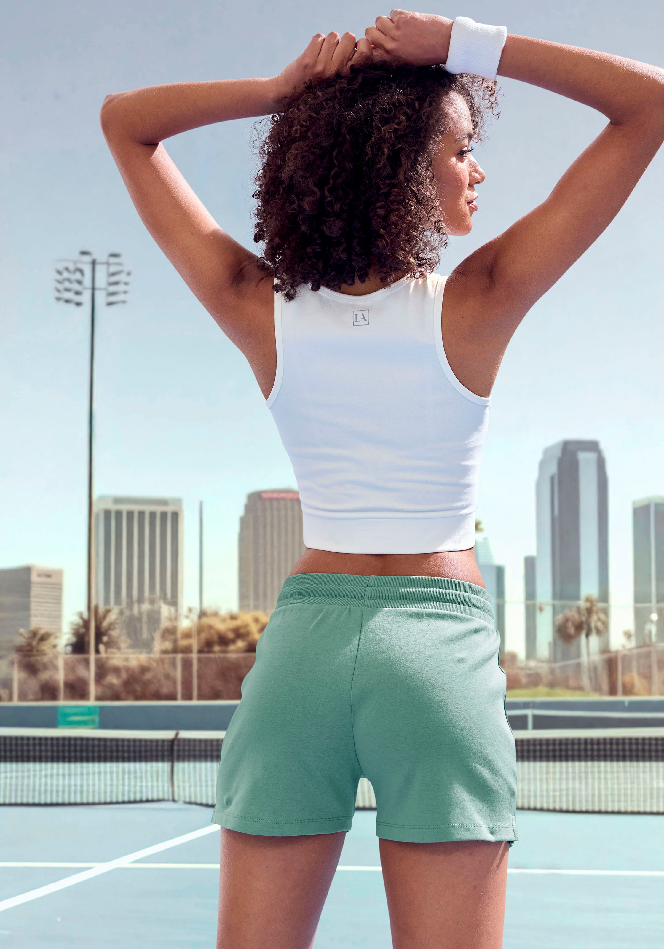 LASCANA ACTIVE Shorts, mit kleinen Seitenschlitzen