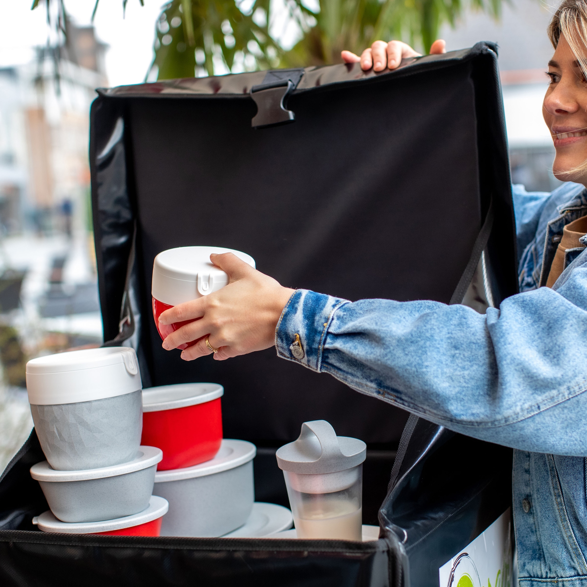 KOZIOL Lunchbox »BENTOBOX L« 1 Stk. tlg. spülmaschinengeeignet,melaminfrei, inkl. Minidosen f. Dressing, 800 ml