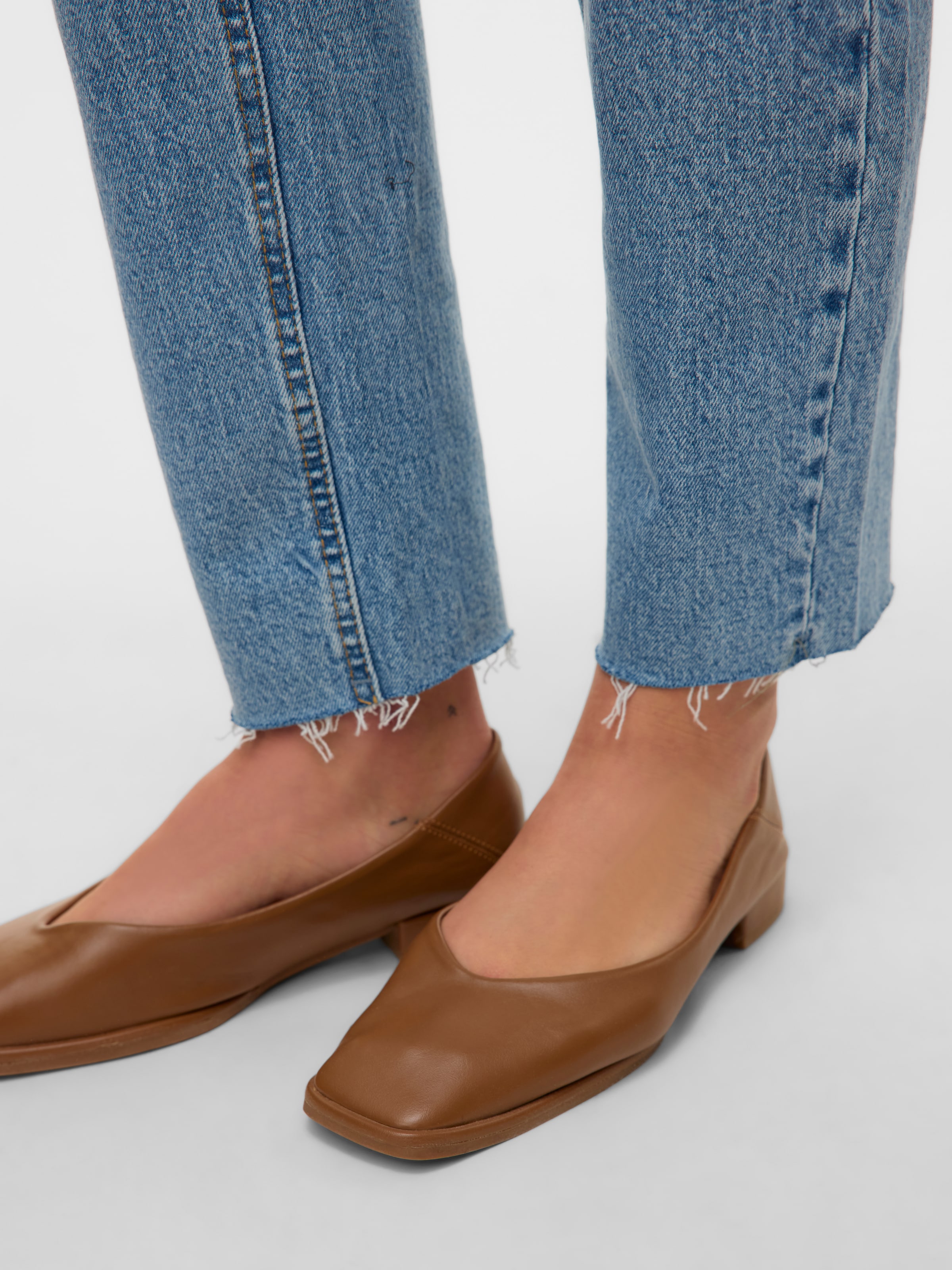 Vero Moda Straight-Jeans »VMBRENDA« mit leicht ausgefranstem Saum, stonewashed für einen Used-Look