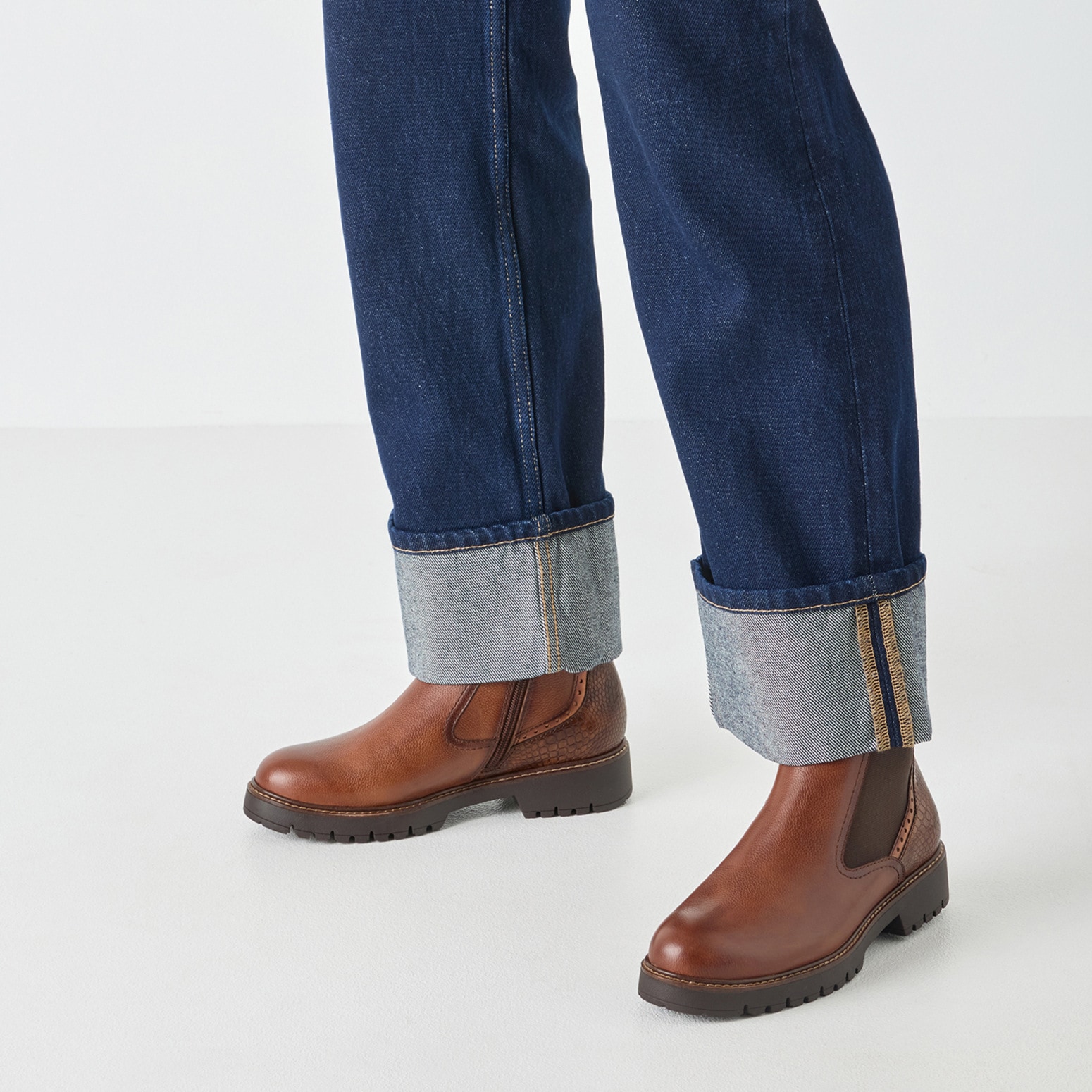 Tamaris Chelseaboots, Blockabsatz, Stiefelette mit Kontrast-Rahmennaht