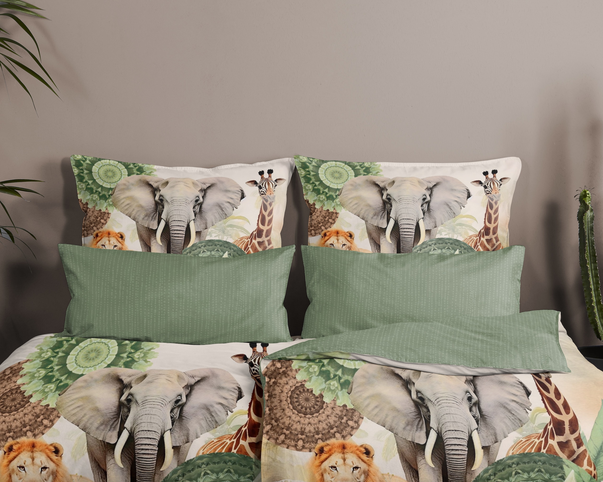 hip Wendebettwäsche »Sagadar«, Satin, Baumwolle, Reißverschluss, Wende, Löwe, Elefant, Giraffe, grün