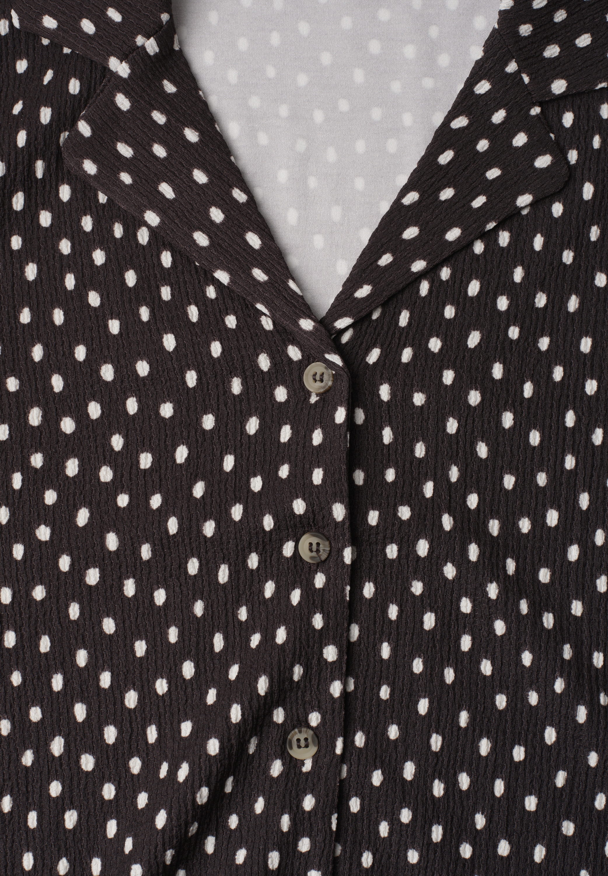 STREET ONE Blusenshirt Kurzarm mit Turn-Up-Detail, durchgehende Knopfleiste, Punktemuster
