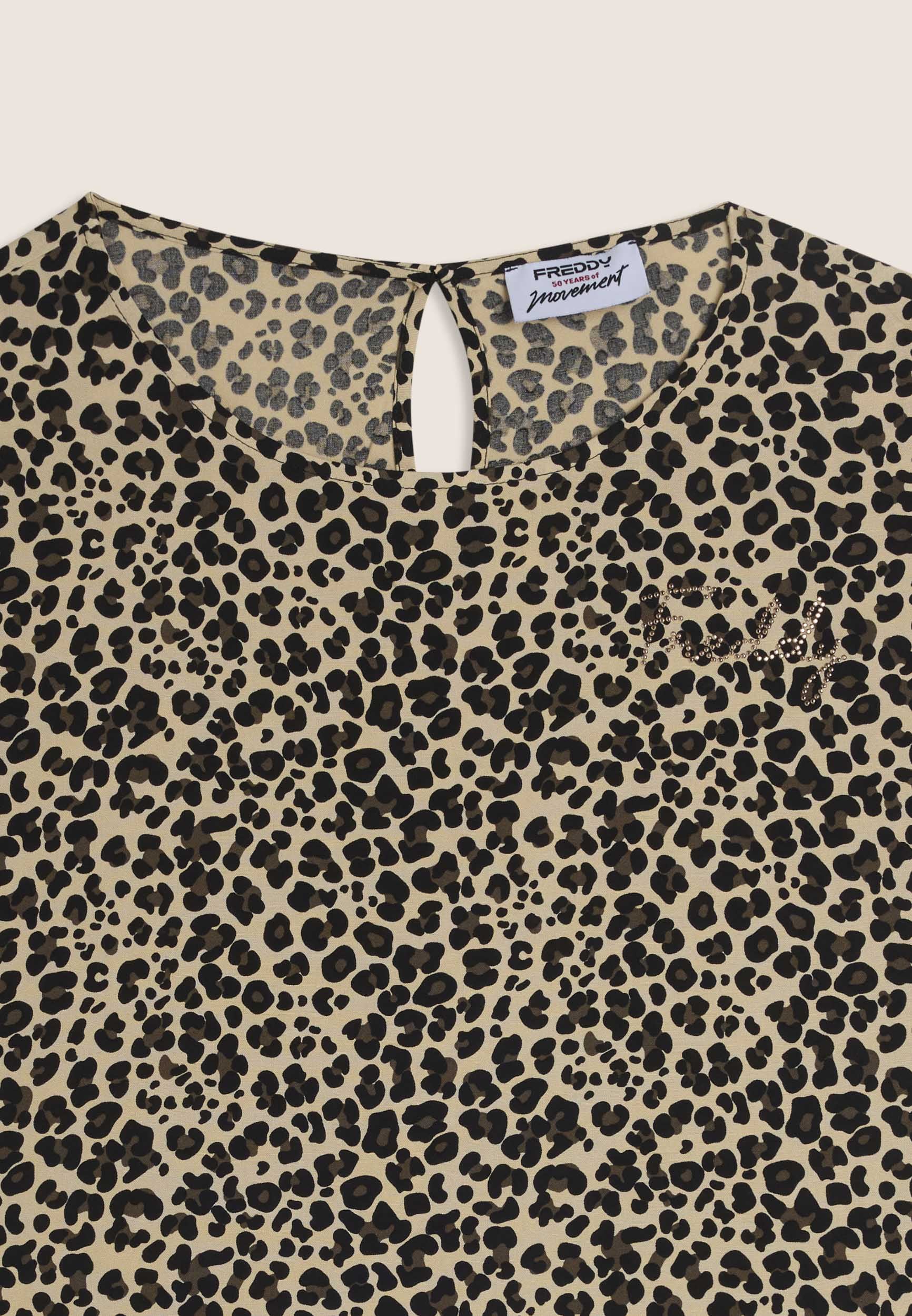 Freddy Rundhalsshirt mit allover Leoprint und Glitzerlogo