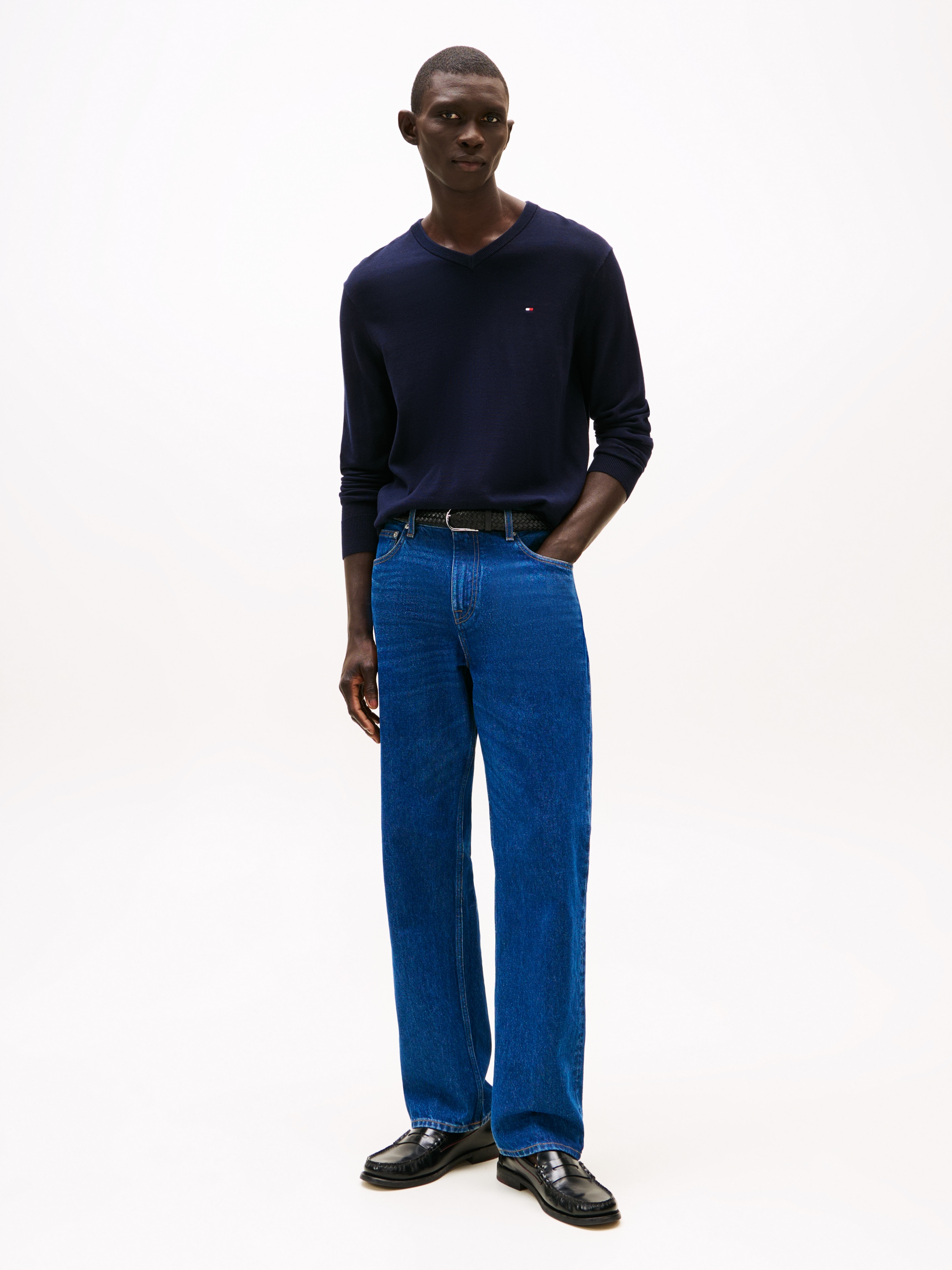 Tommy Hilfiger Strickpullover »ESSENTIAL COTTON V NECK mit V-Ausschnitt und Stickerei« unifarben, casual, regular fit, Baumwolle, V-Ausschnitt