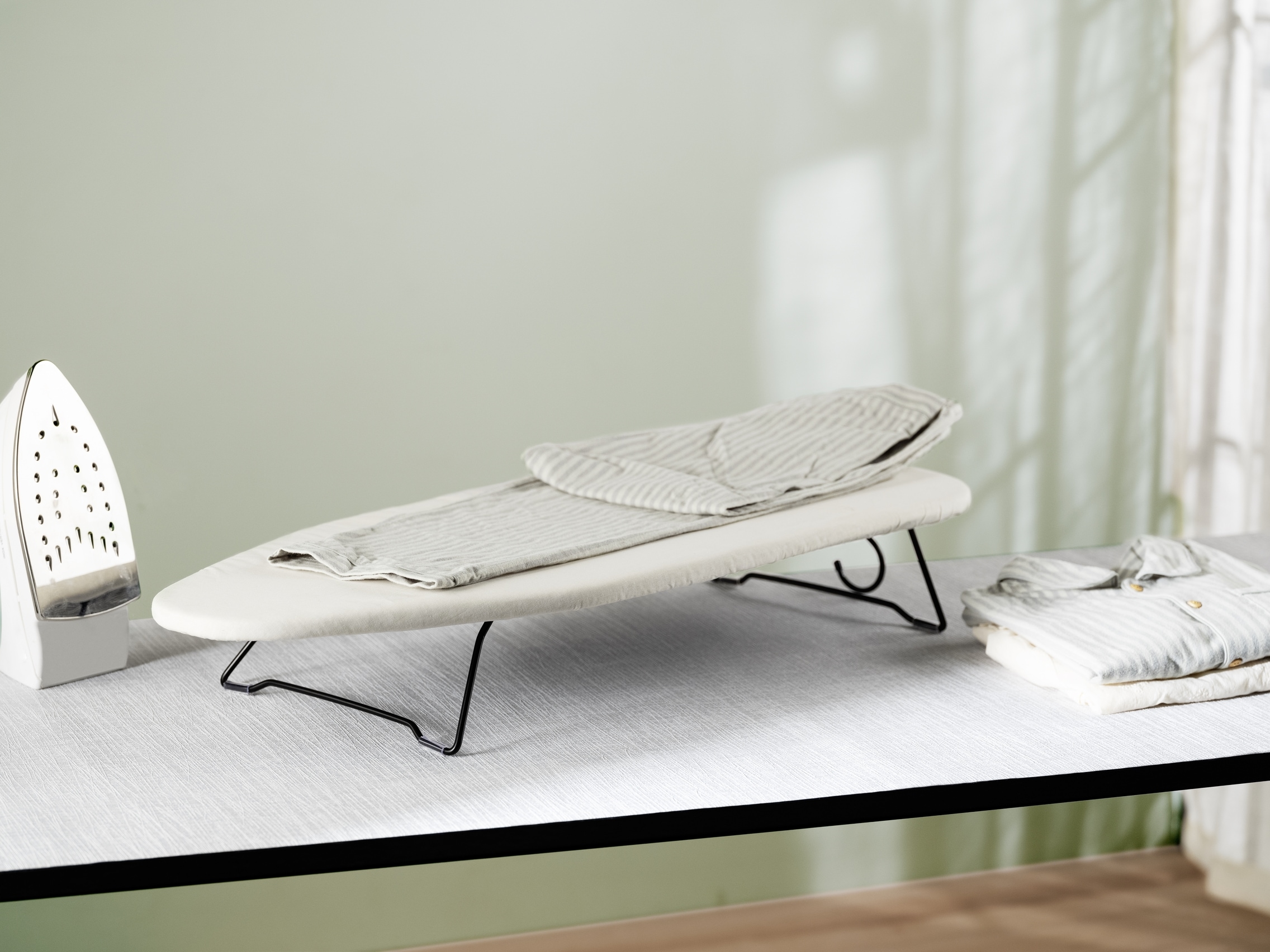 WENKO Tischbügelbrett »Modell Leona« Bügelfläche 77 cmx31 cm platzsparend verstaubar, inkl. Aufhängung