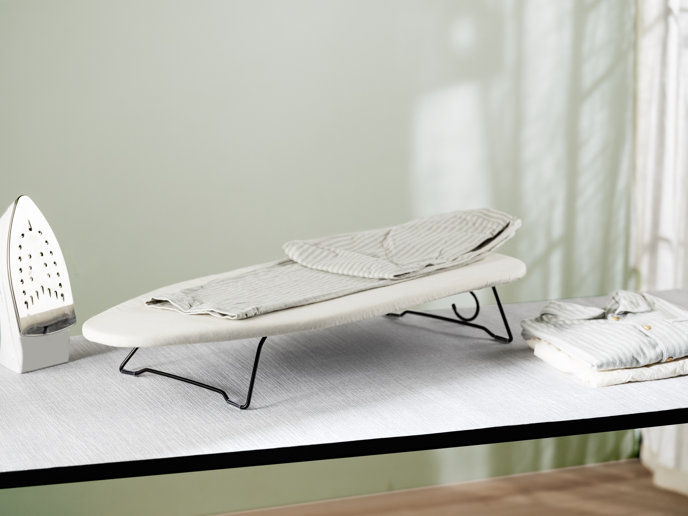 WENKO Tischbügelbrett »Modell Leona« Bügelfläche 77 cmx31 cm platzsparend v günstig online kaufen