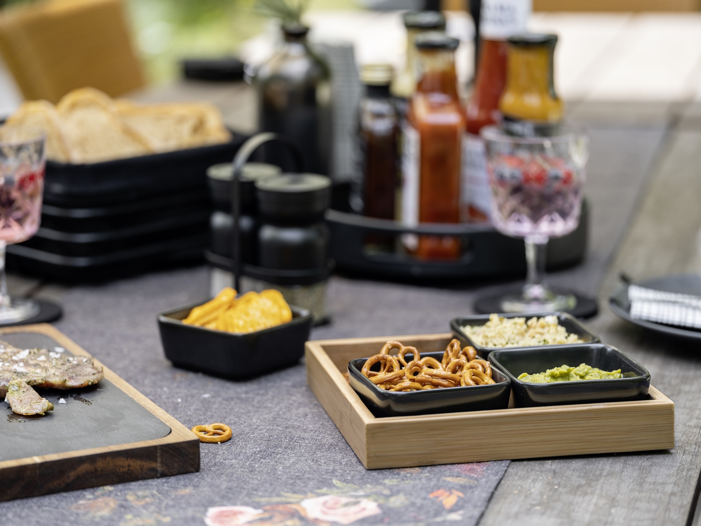 WENKO Dipschale »Modell Elo« 5 tlg. aus Massivholz Schale aus Keramik; Tablett aus Akazienholz