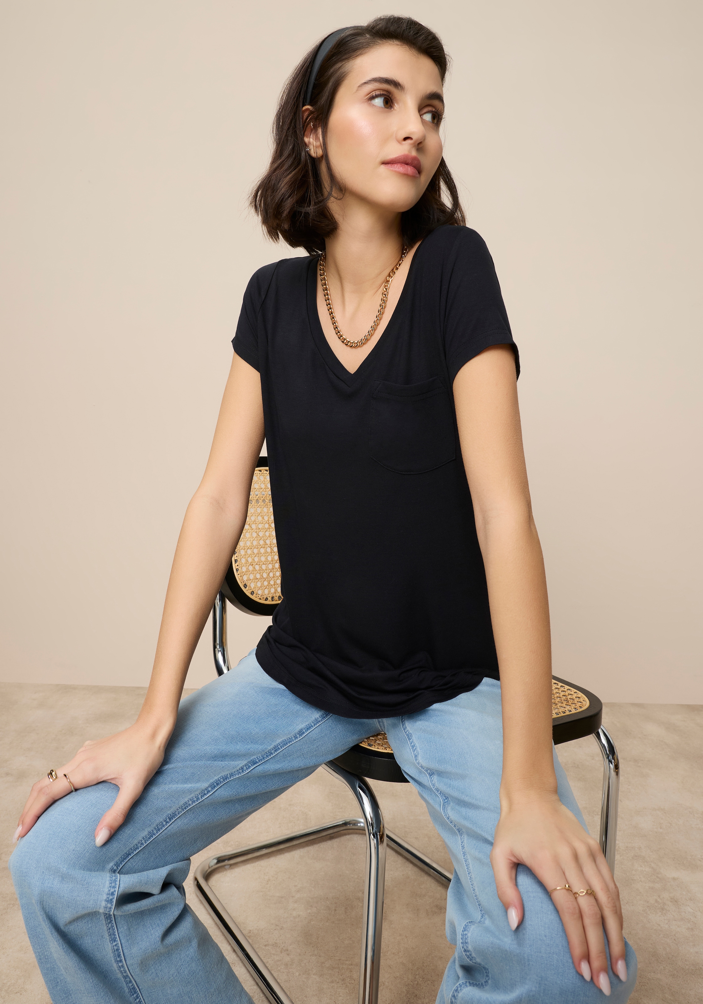 Tamaris T-Shirt lässige Passform, mit V-Ausschnitt, unifarben, hüftbedeckende Länge