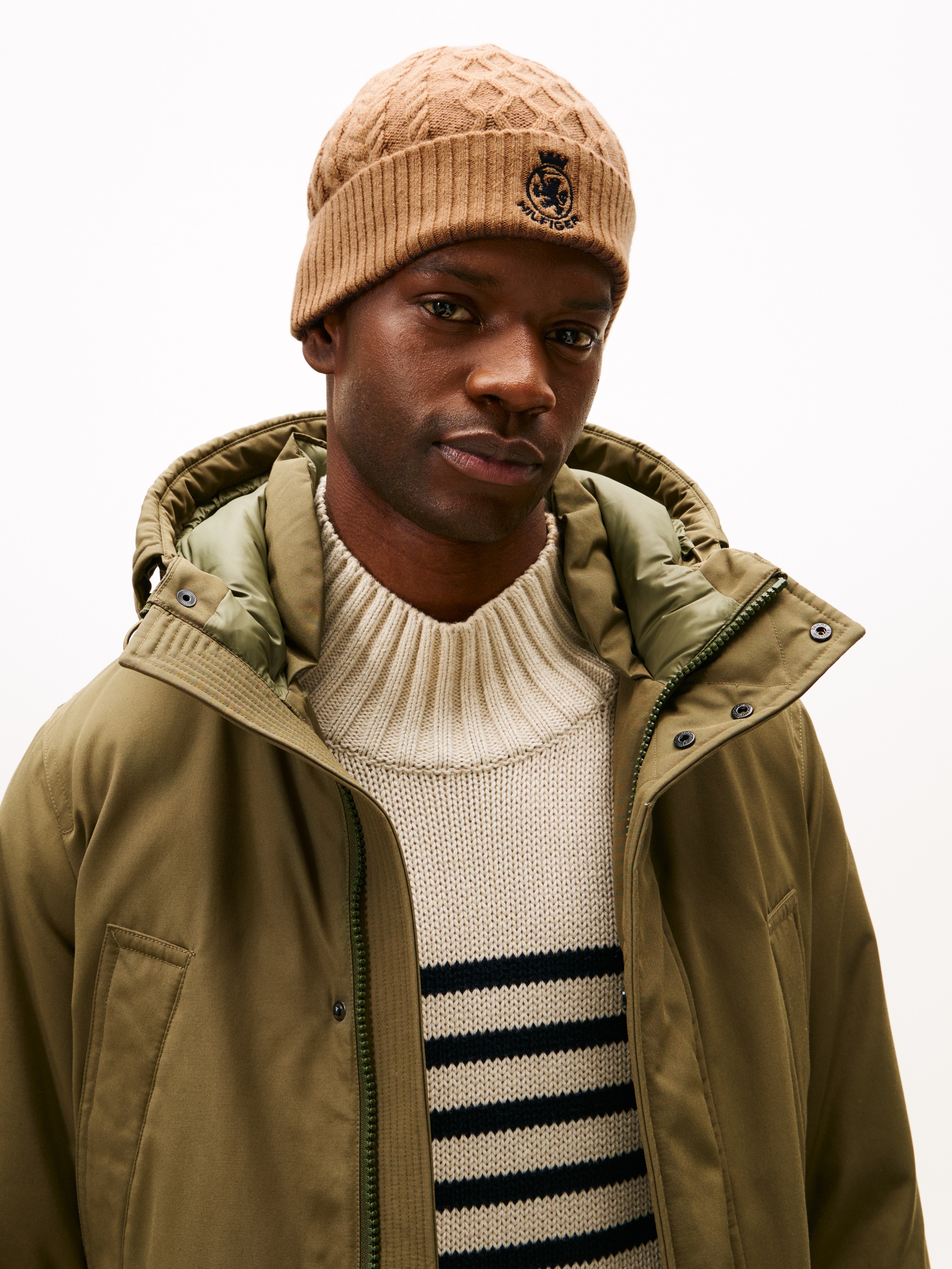 Tommy Hilfiger Beanie »TH CREST KNIT« Zopfstrickmuster, mit TH-Wappen