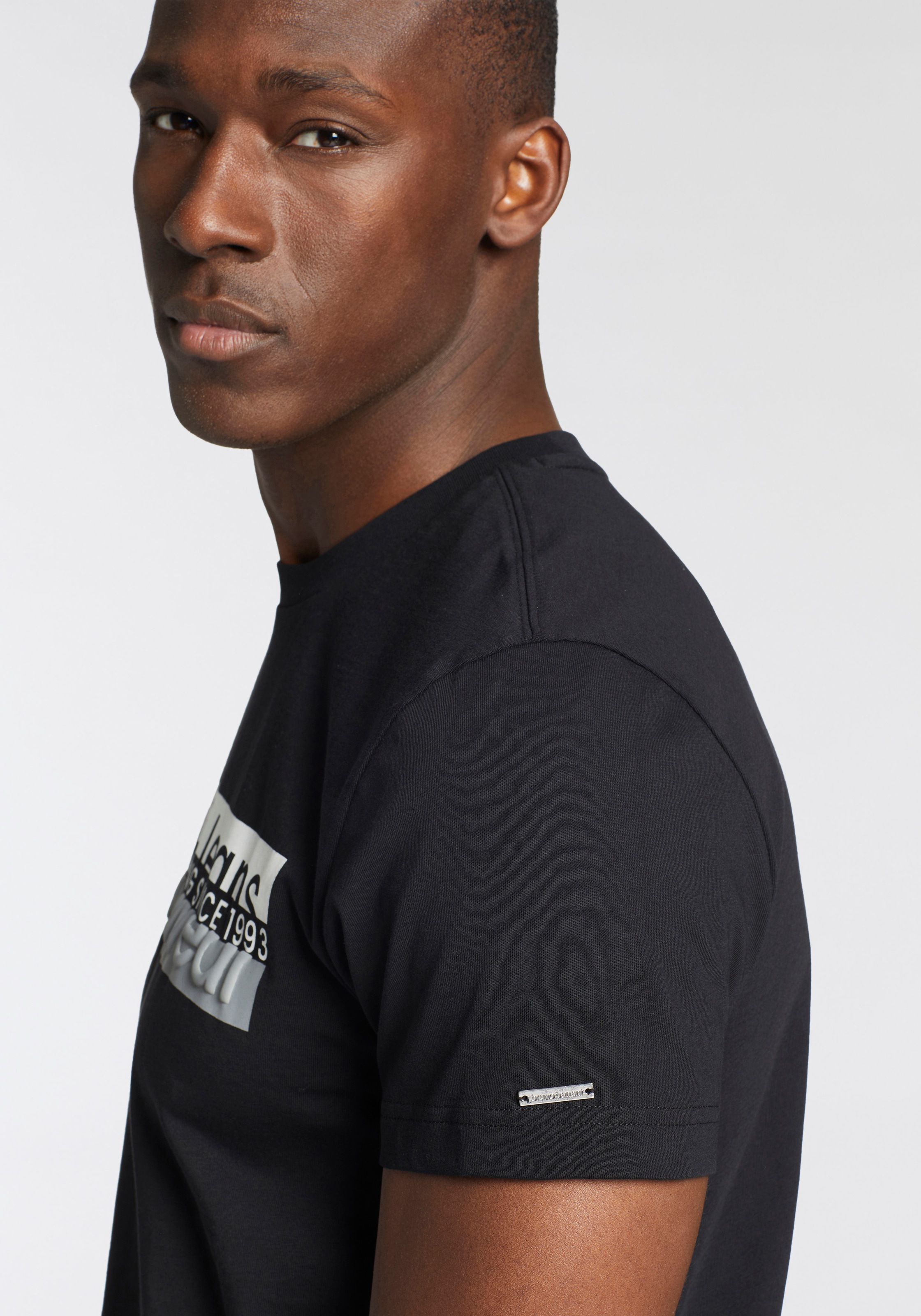 Bruno Banani T-Shirt, mit modischem Frontprint