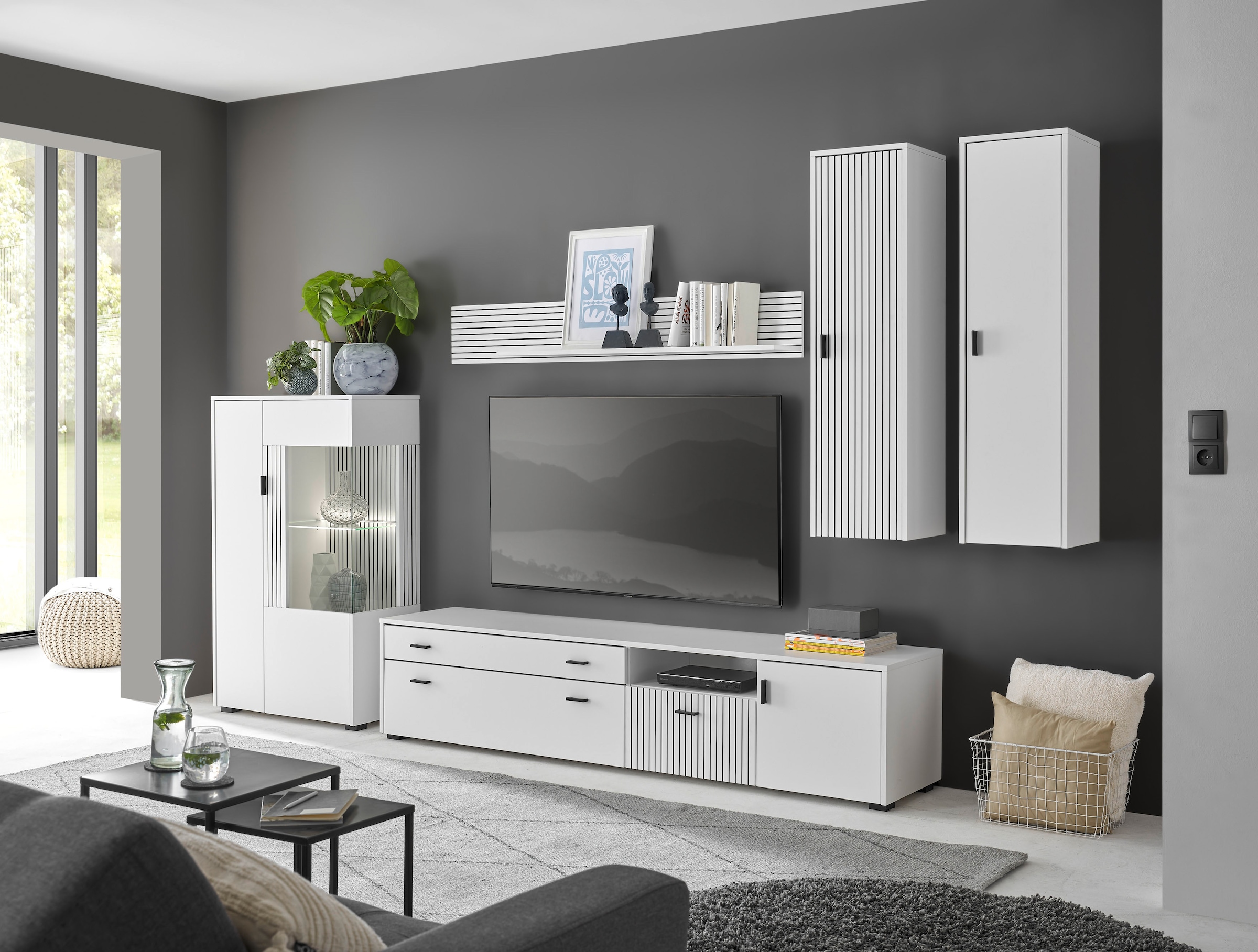 INOSIGN Wohnwand »HUDSON«, (Set, 5 St.), mit moderner Rillenoptik, Griffe aus Metall (Schwarz), Breite 328 cm