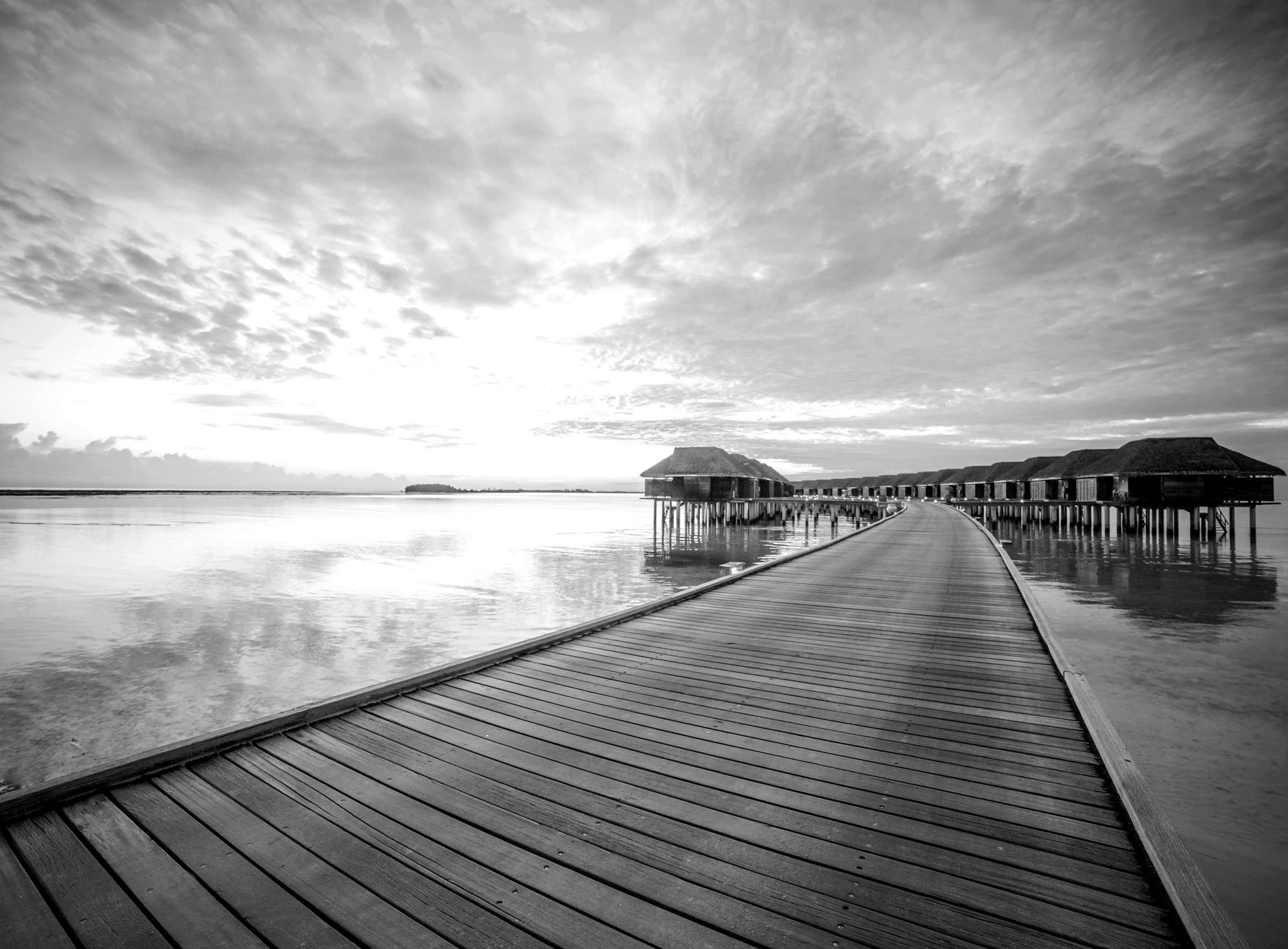 Papermoon Fototapete »Steg im Wasser Schwarz & Weiß« günstig online kaufen