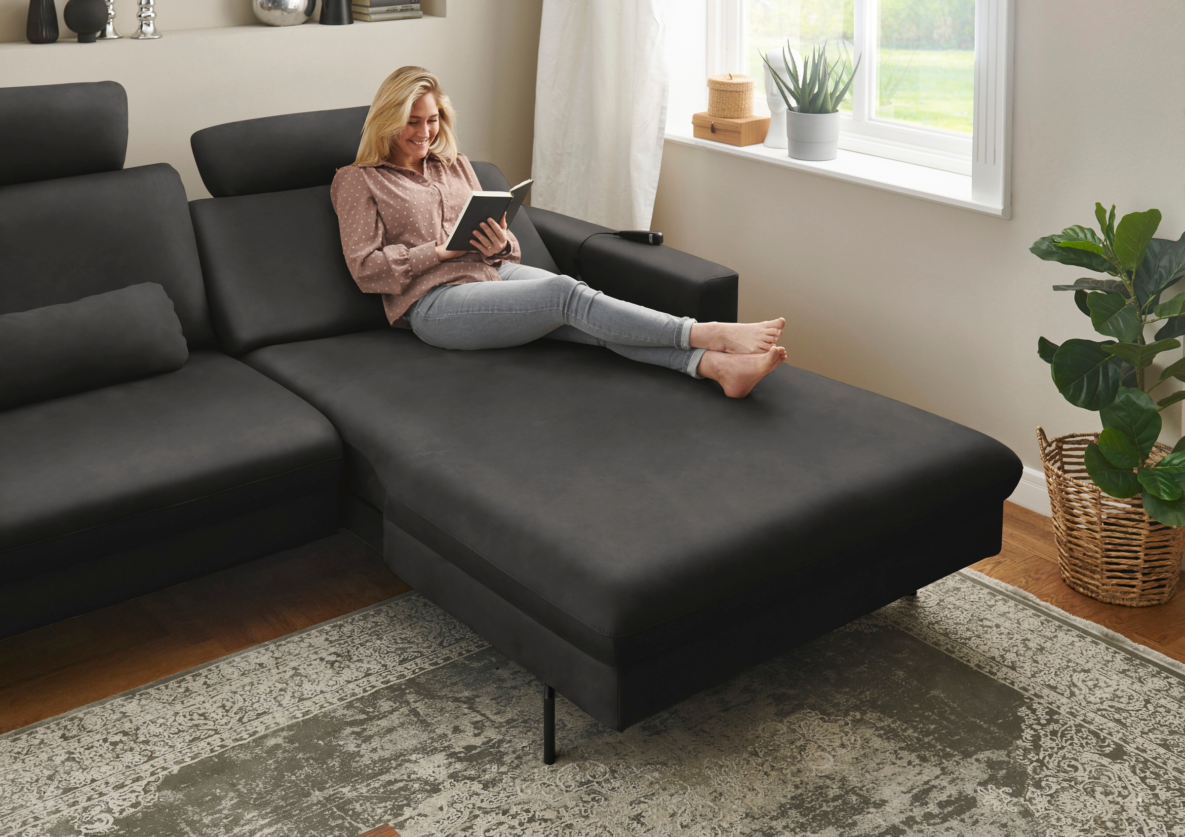 Die PlanBar Ecksofa »PN-EM20028 L-Form mit Kopfstützen«, wahlweise mit motorischem Canape