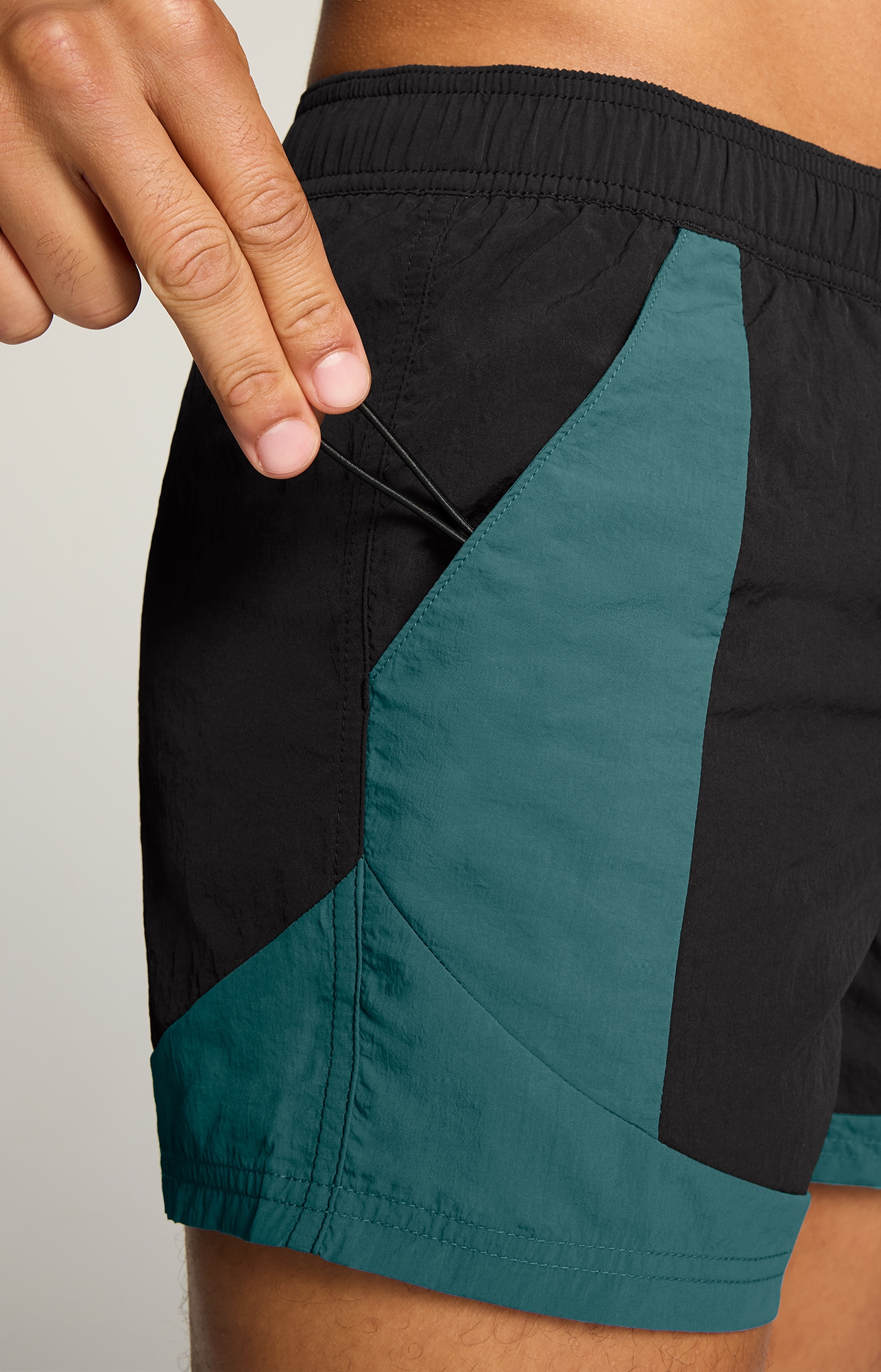 PUMA Badeshorts mit Kordelzug und seitlichen Taschen