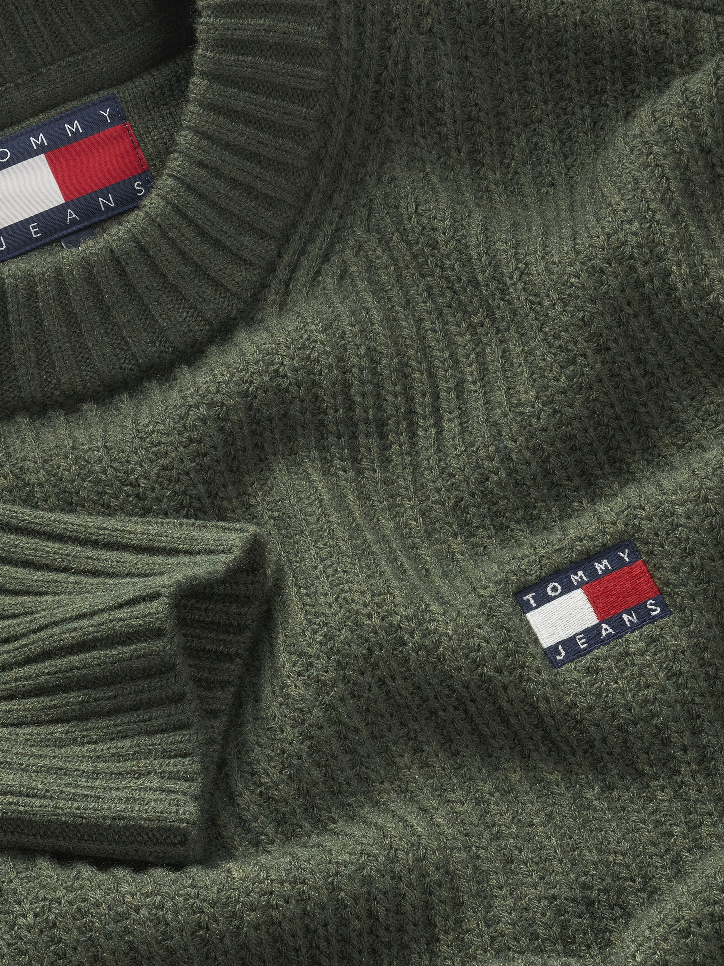 Tommy Jeans Rundhalspullover »TJM REG BADGE TEXTURED CNECK EXT«, in Unifarbe