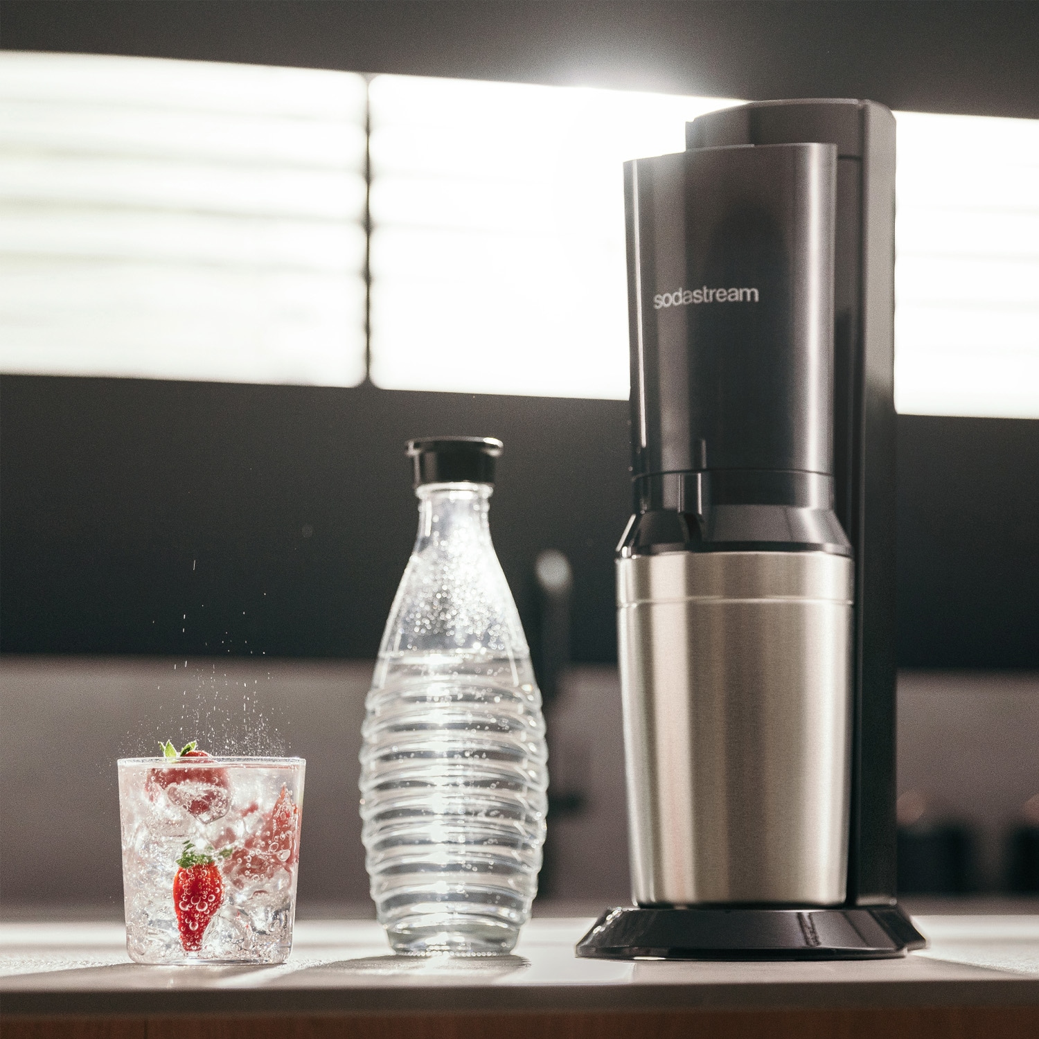 SodaStream Wassersprudler »SodaStream CRYSTAL 3.0 mit 3 Glaskaraffen, 1 CO2-Zylinder und 2 Sirups«, (Sirups: 1x Pepsi Zero Zucker, 1x Maracuja ohne Zucker), mit Quick-Connect-System