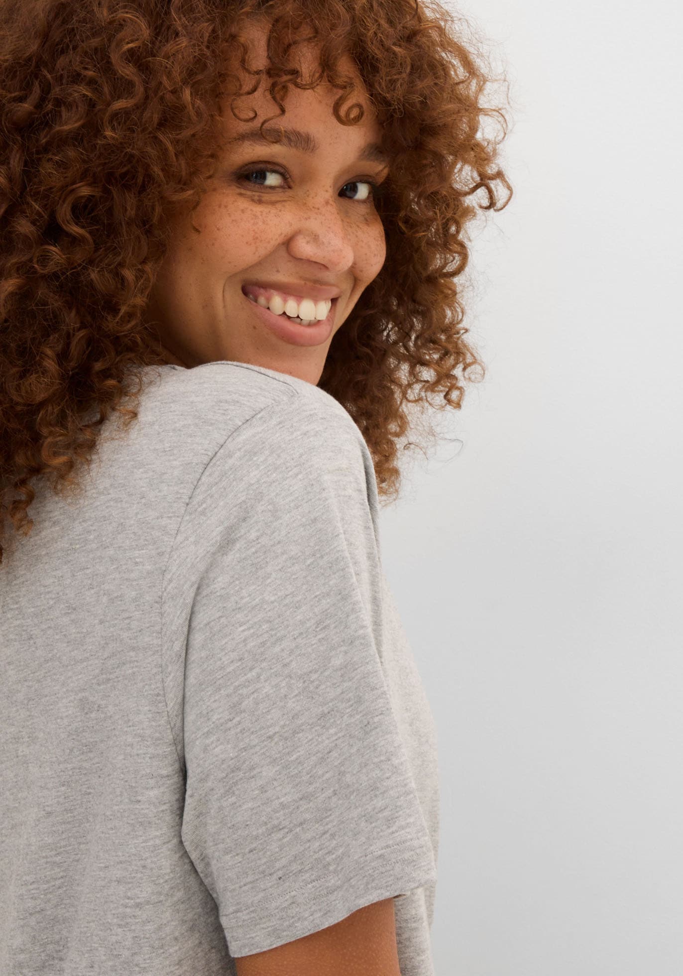 bonprix Longshirt »Weites Long-Shirt mit V-Ausschnitt, Kurzarm (5er Pack)« Packung, 5 tlg. lockere Passform, Kurzarm, mit V-Ausschnitt, unifarben