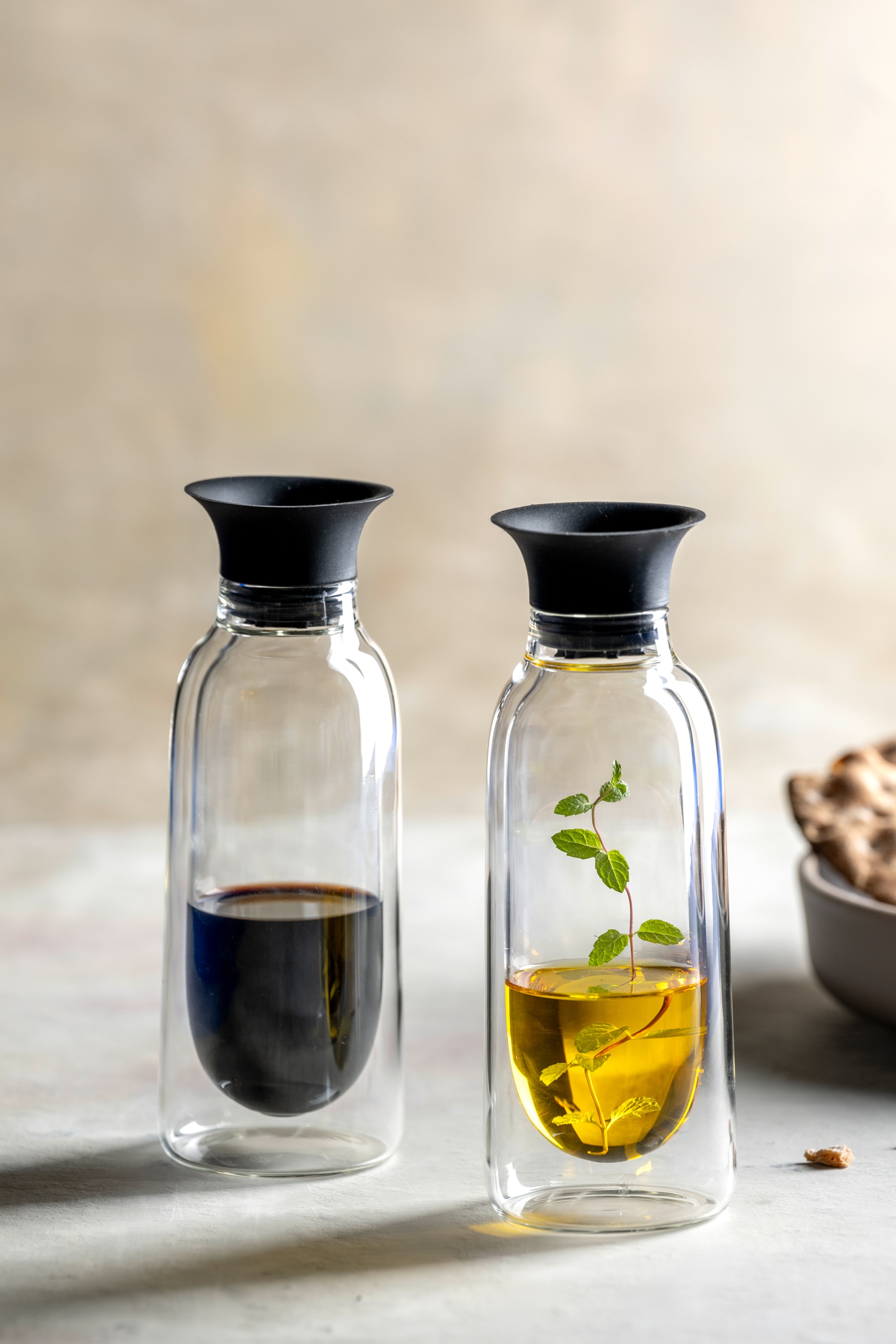 LEONARDO Menage-Set »Essig- und Ölflasche DUO, 2er Set«, (Set, 2 tlg.), aus doppelwandigem Glas mit Silikondeckel