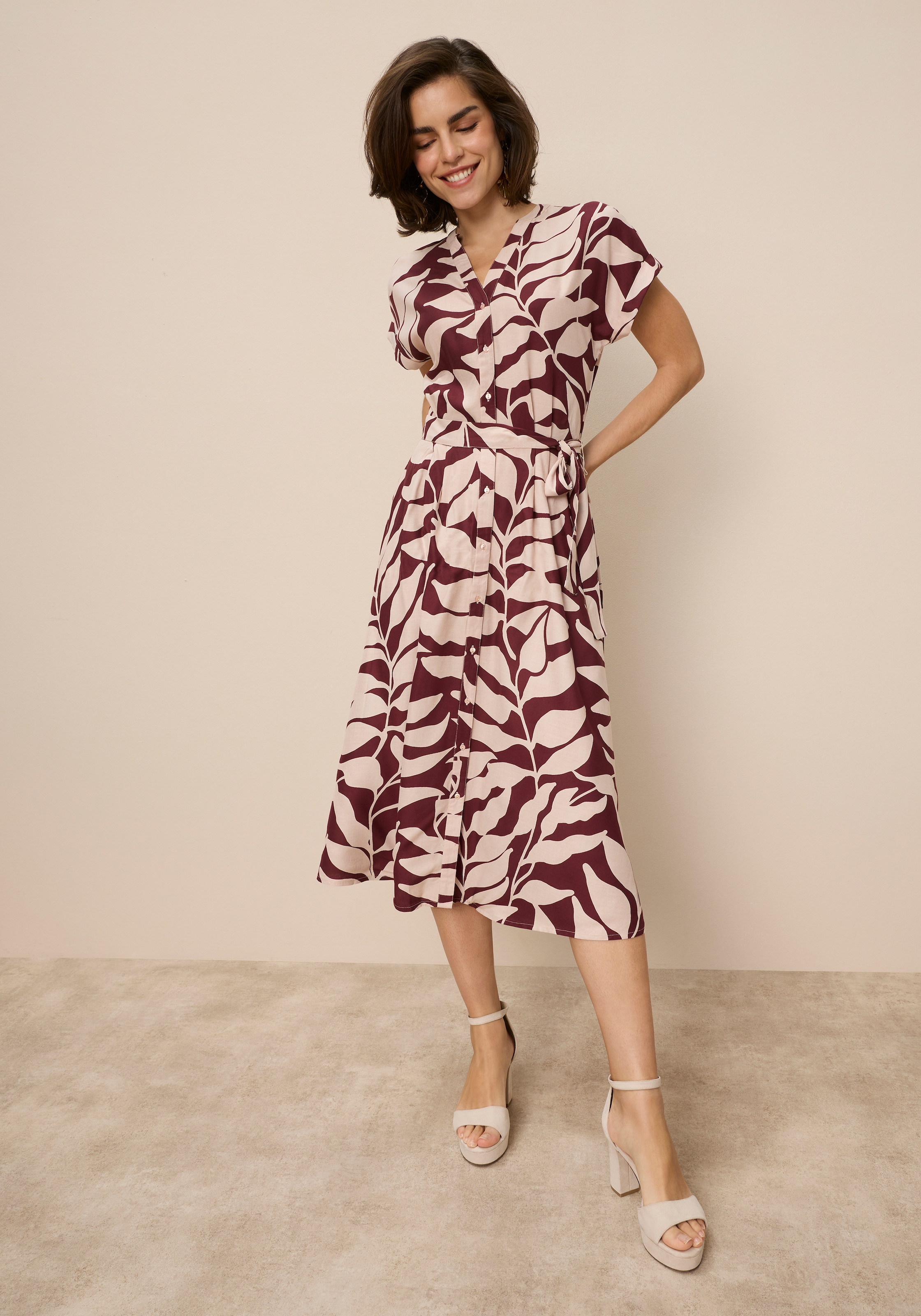 Tamaris Hemdblusenkleid »mit tailliertem Bindegürtel und Knopfleiste« Set, mit Bindegürtel, 2 tlg. tlg. aus Viskose, für Frühling und Sommer, gemustert, Mitte-Wade-Länge