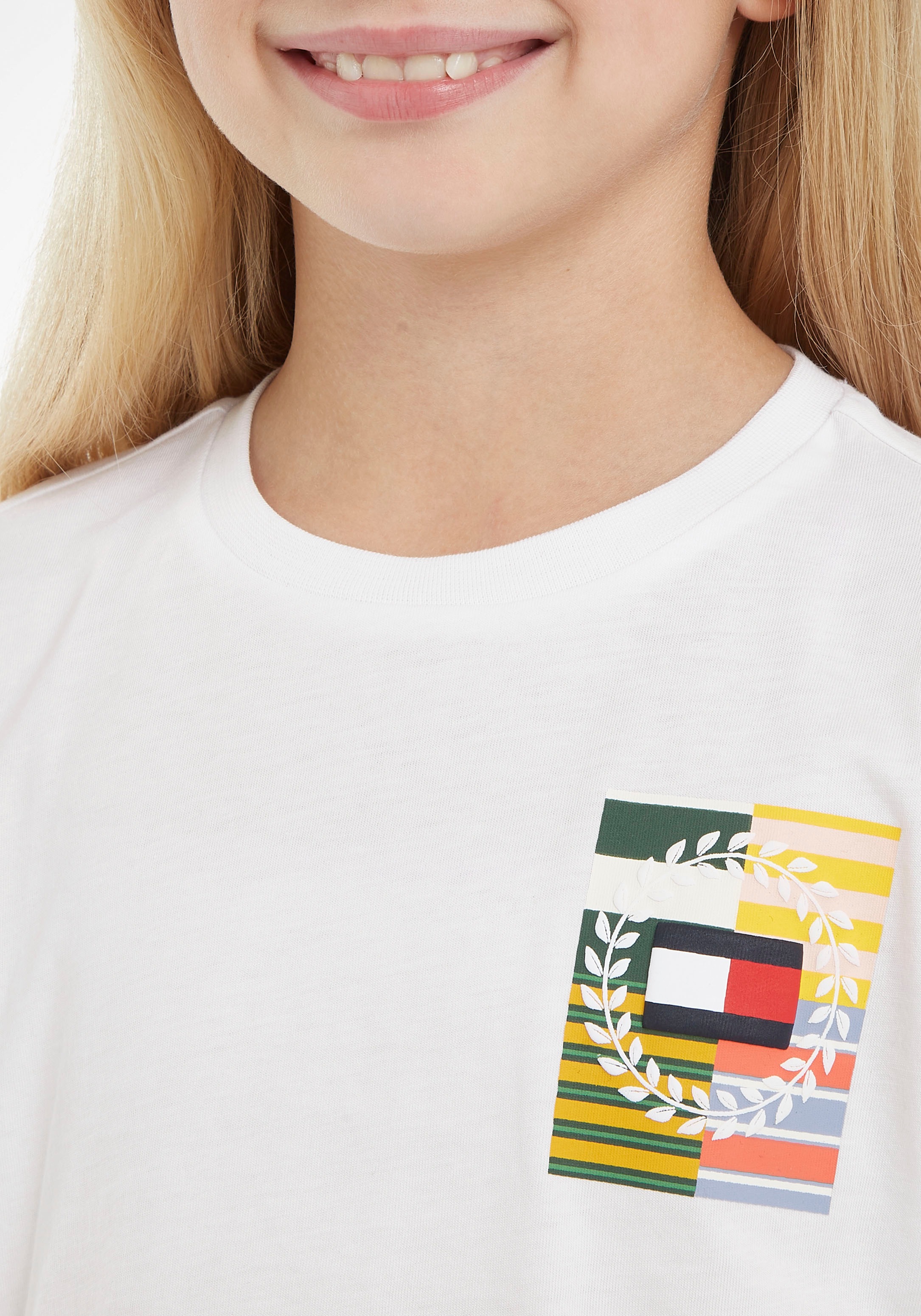 Tommy Hilfiger Langarmshirt »MULTI ARTWORK TEE L/S«, mit großem Print auf dem Rücken & kleinem auf der Brust